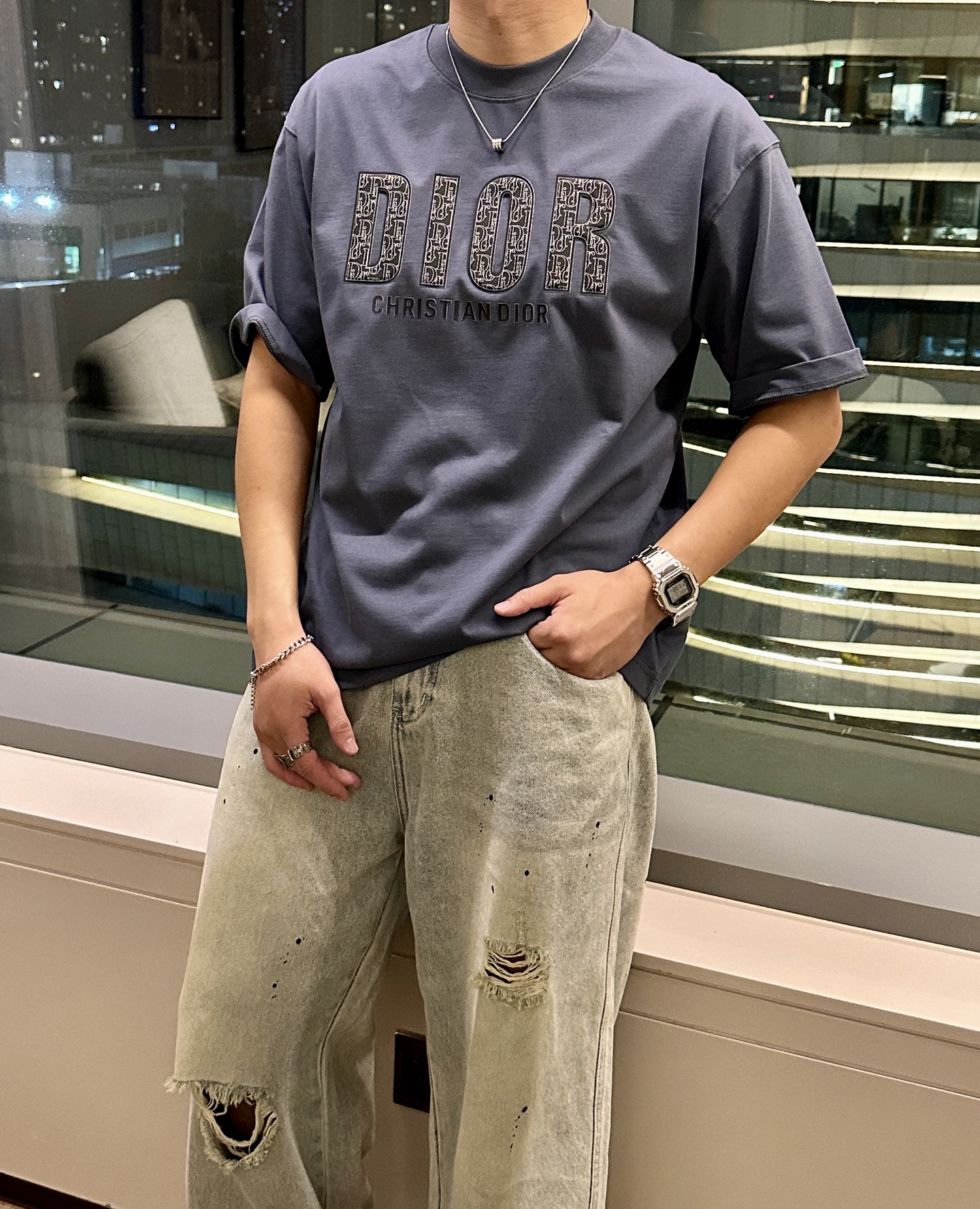 NO:452929,Dior 2025 spring and summer style/official website synchronization The fabric is made of heavy pure cotton combed cotton fabric, OS loose style, and the upper body style is super positive!  Everyday versatile, a must-have item for wardrobe!  Size S-3XL (Large-size) Size/part S M L XL 2XL 3XL Shoulder width 52 54 56 57 59 60 Clothes length 70 72.75.78.82.85. Bust 54 56.58.60.62.64. Sleeve length 24 26 27 28 29 30,,dior,alexander wang19860909Dior 2025春夏款/官网同步 面料采用重磅纯棉精梳棉面料,OS宽松版型,上身版型超正！日常百搭,衣橱必备单品！ 尺码 S-3XL（版型偏大） 码数/部位S M L XL 2XL 3XL 肩宽 52 54 56 57 59 60 衣长70 72.75.78.82.85. 胸围 54 56.58.60.62.64. 袖长24 26 27 28 29 30,,dior,alexander wang,Men's clothing