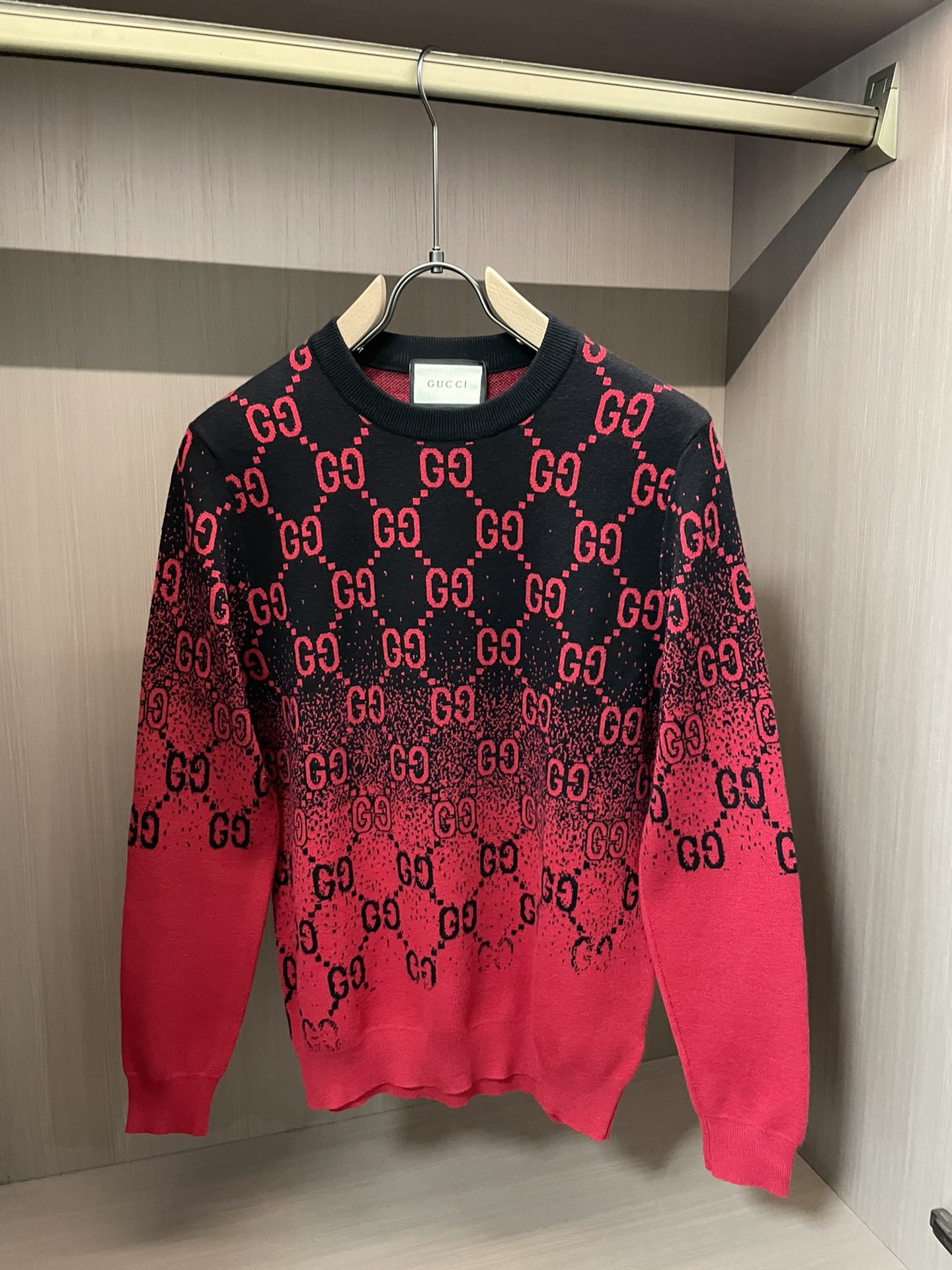 NO:623628,Highly recommended by Gucc!  aw new autumn and winter styles, synchronized with counters, fashionable classic basic sweaters, must-have styles for autumn and winter, using thickened knitted sweaters, exquisite, simple and elegant, brand element embellishment design, not too complicated craftsmanship, playing with the fusion of design and materials, simple European style, a perfect base for autumn and winter!  Size m-xxxl,,gucci,sweaters,alexander wang19860909Gucc 重磅推荐！aw秋冬新款 专柜同步 时尚经典基础款针织衫 秋冬必备款 采用针织衫加厚毛衣,精致简洁大方 品牌元素点缀设计 没有过多复杂的工艺 玩的就是设计与材质的融合 简约的欧风 秋冬季打底神器！ 尺码m-xxxl,,gucci,sweaters,alexander wang,Men's clothing