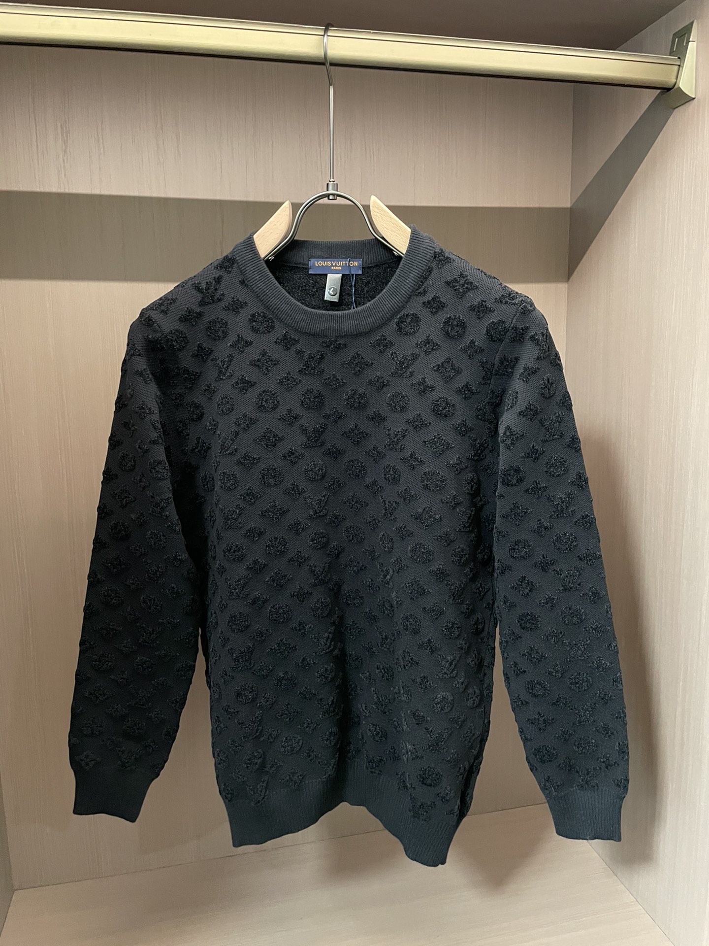 NO:623634,Lv highly recommended!  aw new autumn and winter styles, synchronized with counters, fashionable classic basic sweaters, must-have styles for autumn and winter, using thickened knitted sweaters, exquisite, simple and elegant, brand element embellishment design, not too complicated craftsmanship, playing with the fusion of design and materials, simple European style, a perfect base for autumn and winter!  Size m-xxxl,,louis vuitton,sweaters,alexander wang19860909Lv 重磅推荐！aw秋冬新款 专柜同步 时尚经典基础款针织衫 秋冬必备款 采用针织衫加厚毛衣,精致简洁大方 品牌元素点缀设计 没有过多复杂的工艺 玩的就是设计与材质的融合 简约的欧风 秋冬季打底神器！ 尺码m-xxxl,,louis vuitton,sweaters,alexander wang,Men's clothing