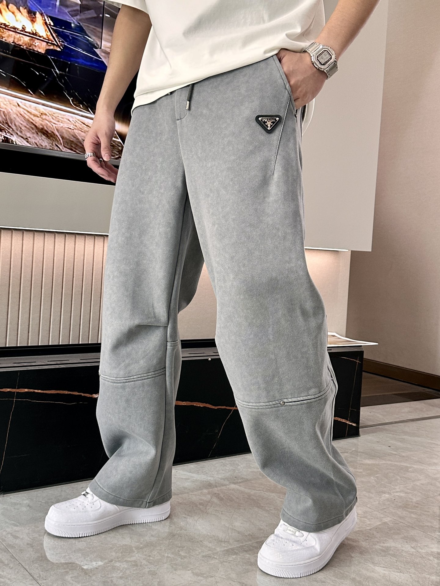 NO:647657,prad's latest casual pants for autumn and winter 2025 are a must-have for fashionistas. They have a great shape and can well repair various leg shapes. They are very personalized!  Soft and sweat-wicking, extremely comfortable. The waistband of the trouser legs is customized with elastic elastic bands and original accessories details. The upper body is sporty, casual and fashionable, a must-have for leisure and travel. Sizes 29-36, prada, alexander wang19860909prad 2025秋冬最新休闲裤 潮人必备 版型超赞,能很好的修复各种腿型,非常个性！柔软排汗,舒适度极高.裤腿腰部订制松紧橡筋、原版辅料细节.上身运动休闲时尚,出街休闲、外出旅游必备. 尺码29-36,,prada,alexander wang,Men's clothing