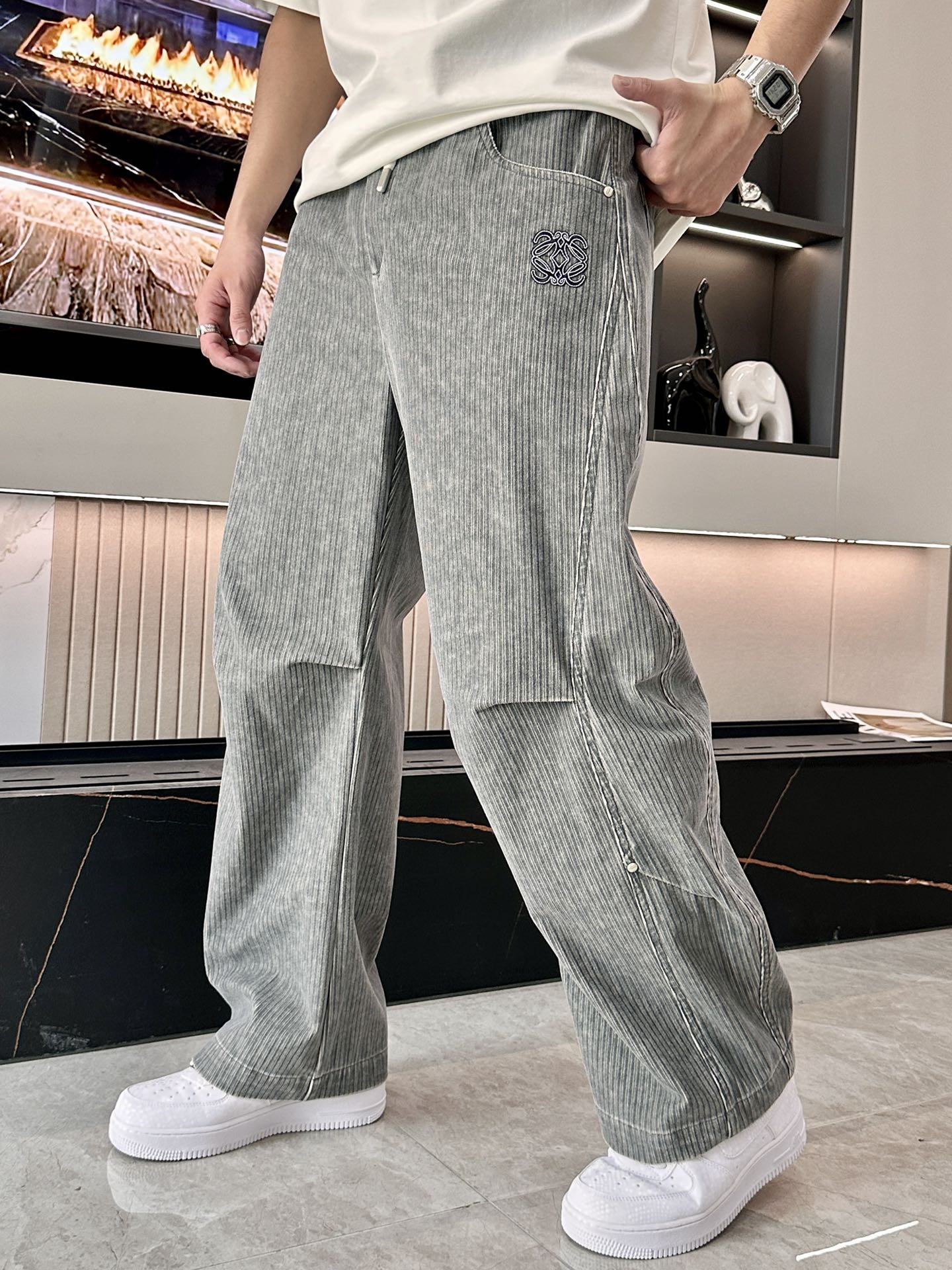 NO:647663,Loewe's latest casual pants for autumn and winter 2025 are a must-have for fashionistas. They have a great shape and can well repair various leg shapes. They are very personalized!  Soft and sweat-wicking, extremely comfortable. The waistband of the trouser legs is customized with elastic elastic bands and original accessories details. The upper body is sporty, casual and fashionable, a must-have for leisure and travel. Sizes 29-36, loewe, alexander wang19860909loewe 2025秋冬最新休闲裤 潮人必备 版型超赞,能很好的修复各种腿型,非常个性！柔软排汗,舒适度极高.裤腿腰部订制松紧橡筋、原版辅料细节.上身运动休闲时尚,出街休闲、外出旅游必备. 尺码29-36,,loewe,alexander wang,Men's clothing