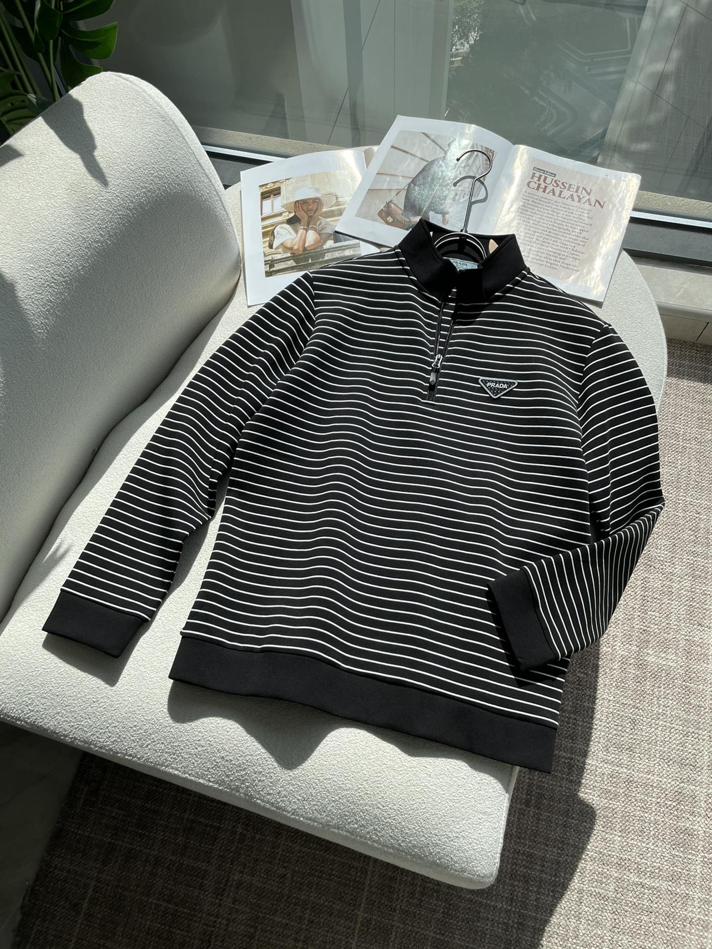 NO:650177,prad 2025 autumn and winter new long-sleeved, customized fabrics, unique craftsmanship logo, excellent comfort and breathability, soft, wrinkle-resistant, elastic and excellent drape. Whether worn alone or worn inside, it is very handsome. Pursuing luxury, noble and elegant style, creating extraordinary men's taste, the visual effect is very good, extremely high-grade, simple and fashionable, a must-have choice for leisure and business!  Size M-4XL,,prada,alexander wang19860909prad 2025秋冬新款长袖,定制面料,独特工艺logo,舒适性与透气性兼优,柔软抗皱弹性和垂性极佳,无论是单穿或是内搭都是帅气十足,追求奢华高贵优雅风范,打造不凡男士品味,视觉效果非常赞,档次极高,简约时尚,休闲商务必备之选！ 码数M-4XL,,prada,alexander wang,Men's clothing