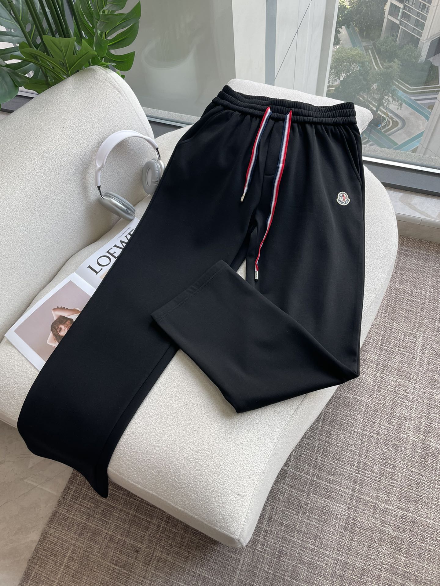 NO:691869,Mengkou 2025 autumn and winter latest casual pants with velvet lining, very warm!  The shape is great, it can repair various leg shapes very well, and it is very personalized!  Soft and sweat-wicking, extremely comfortable. The waistband of the trouser legs is customized with elastic elastic bands and original accessories details. The upper body is sporty, casual and fashionable, a must-have for leisure and travel. Sizes M-XXXL, Moncler,19860909蒙口 2025秋冬最新休闲裤 内里加绒,非常保暖！版型超赞,能很好的修复各种腿型,非常个性！柔软排汗,舒适度极高.裤腿腰部订制松紧橡筋、原版辅料细节.上身运动休闲时尚,出街休闲、外出旅游必备. 尺码M-XXXL,,Moncler,,Men's clothing