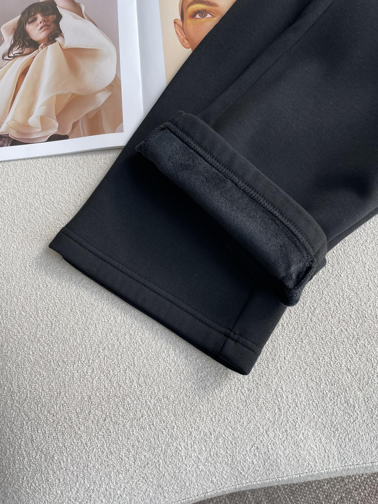 LV 2025秋冬最新休闲裤 内里加绒，非常保暖！版型超赞，能很好的修复各种腿型，非常个性！柔软排汗，舒