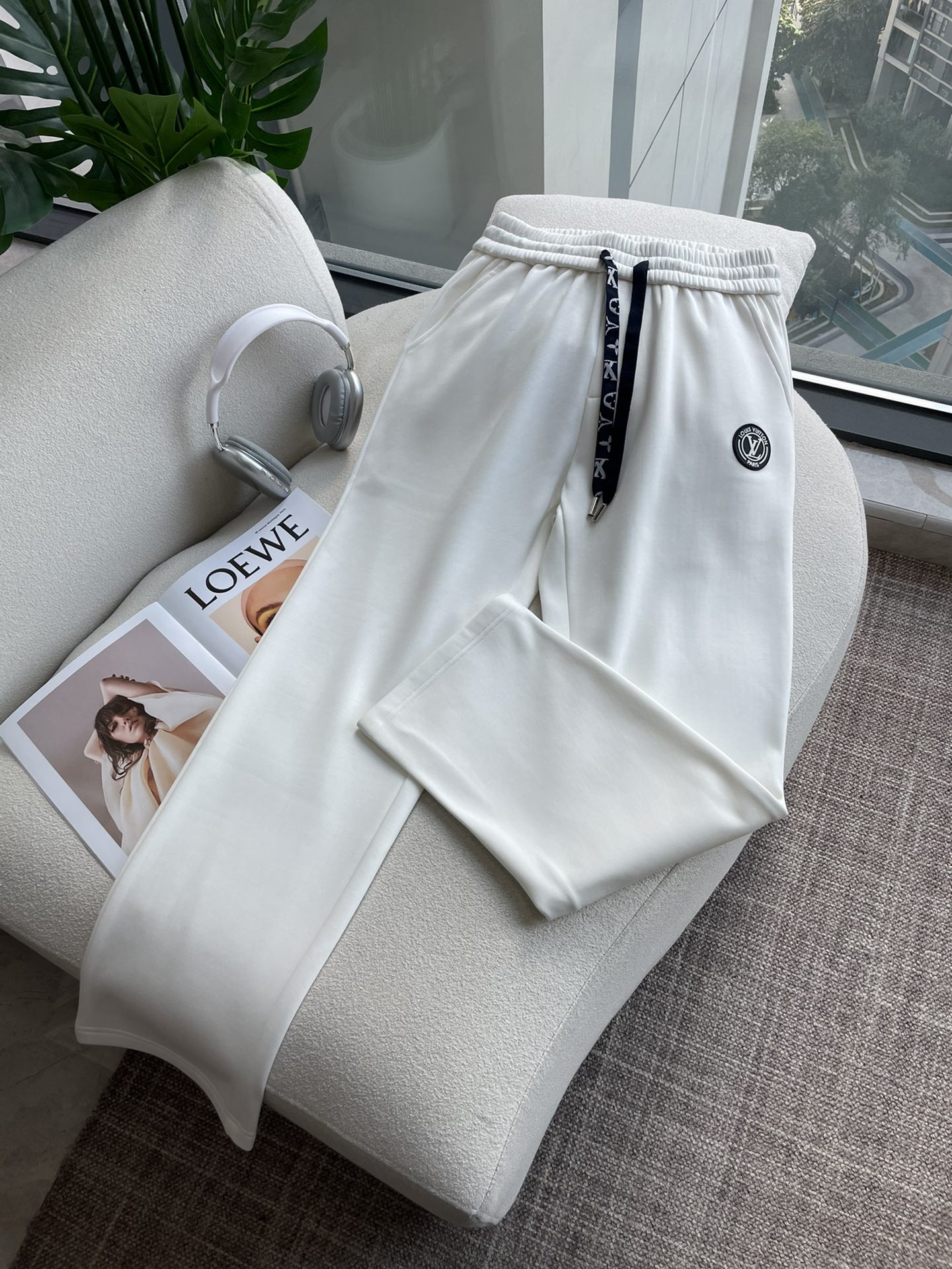 NO:691870,LV’s latest casual pants for autumn and winter 2025 are lined with velvet and are very warm!  The shape is great, it can repair various leg shapes very well, and it is very personalized!  Soft and sweat-wicking, extremely comfortable. The waistband of the trouser legs is customized with elastic elastic bands and original accessories details. The upper body is sporty, casual and fashionable, a must-have for leisure and travel. Sizes M-XXXL, Louis Vuitton,19860909LV 2025秋冬最新休闲裤 内里加绒,非常保暖！版型超赞,能很好的修复各种腿型,非常个性！柔软排汗,舒适度极高.裤腿腰部订制松紧橡筋、原版辅料细节.上身运动休闲时尚,出街休闲、外出旅游必备. 尺码M-XXXL,,louis vuitton,,Men's clothing