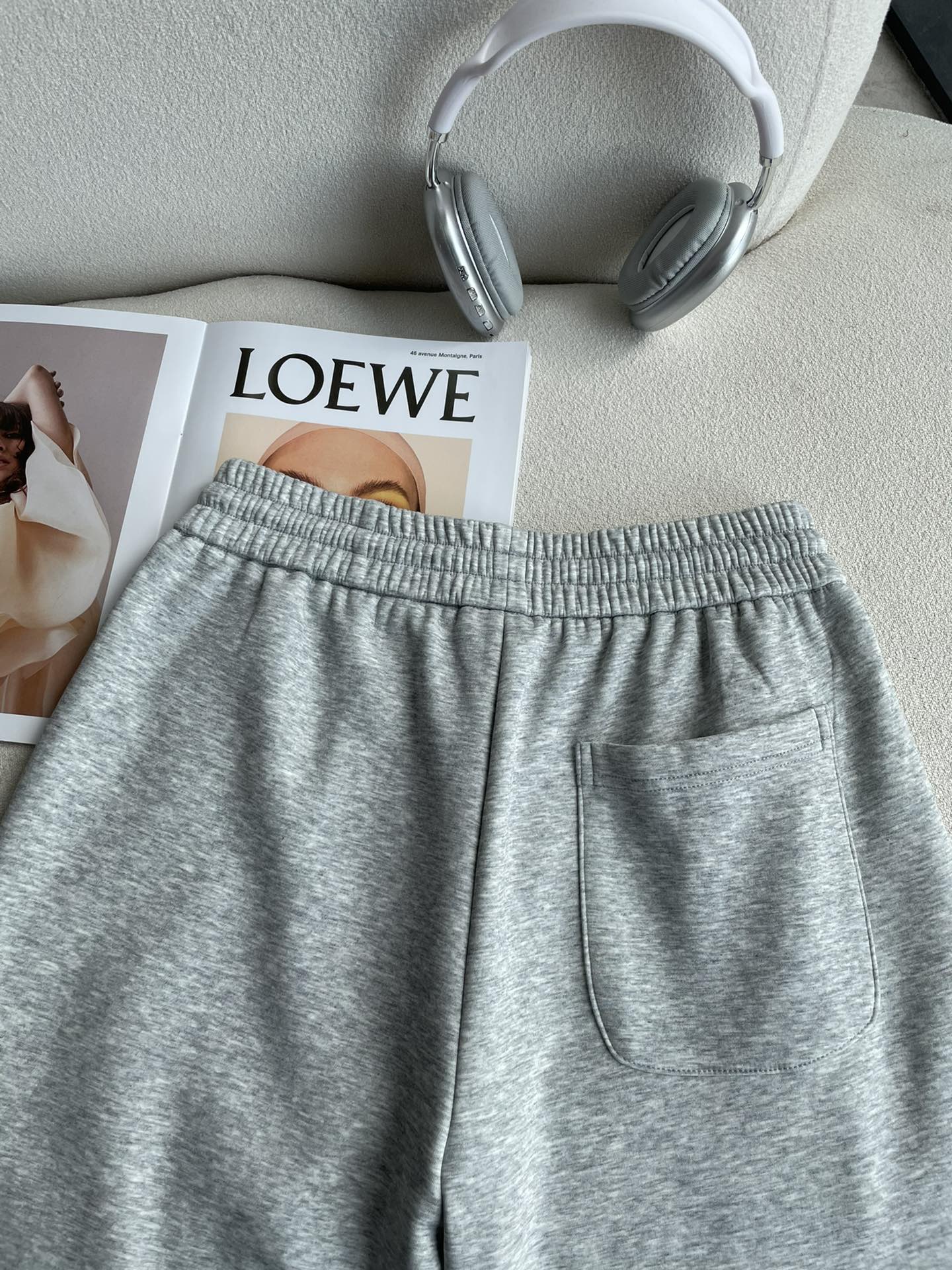 加拿大鹅 2025秋冬最新休闲裤 内里加绒，非常保暖！版型超赞，能很好的修复各种腿型，非常个性！柔软排汗