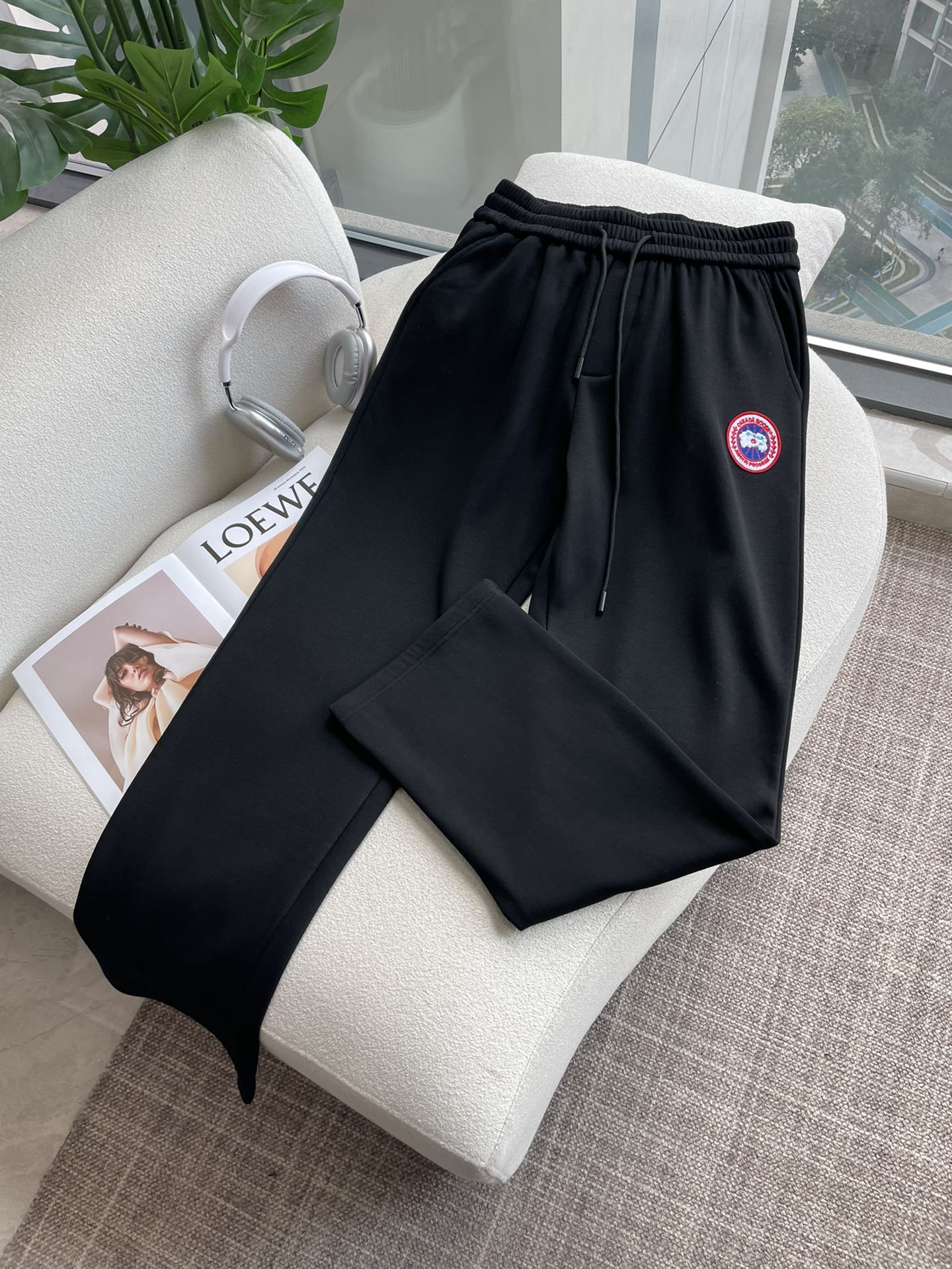 NO:691874,Canada Goose's latest casual pants for autumn and winter 2025 are lined with velvet and are very warm!  The shape is great, it can repair various leg shapes very well, and it is very personalized!  Soft and sweat-wicking, extremely comfortable. The waistband of the trouser legs is customized with elastic elastic bands and original accessories details. The upper body is sporty, casual and fashionable, a must-have for leisure and travel. Sizes M-XXXL,,19860909加拿大鹅 2025秋冬最新休闲裤 内里加绒,非常保暖！版型超赞,能很好的修复各种腿型,非常个性！柔软排汗,舒适度极高.裤腿腰部订制松紧橡筋、原版辅料细节.上身运动休闲时尚,出街休闲、外出旅游必备. 尺码M-XXXL,,,Men's clothing