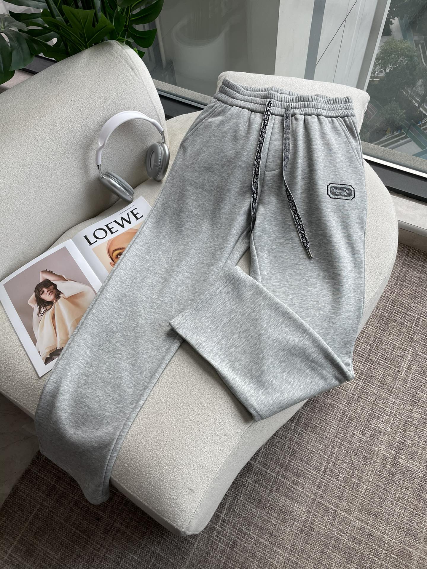 NO:691878,DIOR's latest 2025 autumn and winter casual pants are lined with velvet and are very warm!  The shape is great, it can repair various leg shapes very well, and it is very personalized!  Soft and sweat-wicking, extremely comfortable. The waistband of the trouser legs is customized with elastic elastic bands and original accessories details. The upper body is sporty, casual and fashionable, a must-have for leisure and travel. Sizes M-XXXL, dior,19860909DIOR 2025秋冬最新休闲裤 内里加绒,非常保暖！版型超赞,能很好的修复各种腿型,非常个性！柔软排汗,舒适度极高.裤腿腰部订制松紧橡筋、原版辅料细节.上身运动休闲时尚,出街休闲、外出旅游必备. 尺码M-XXXL,,dior,,Men's clothing