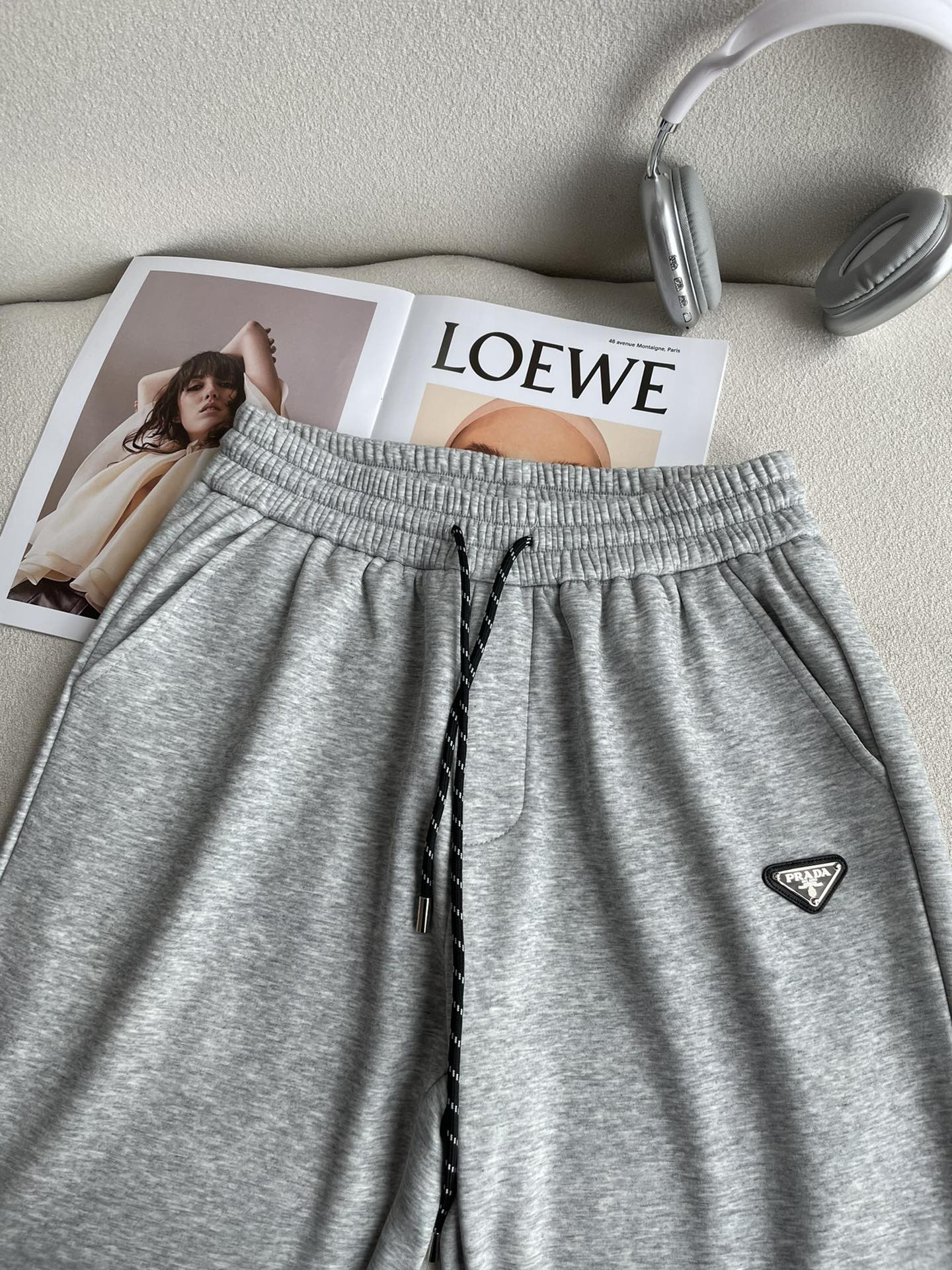 PRAD 2025秋冬最新休闲裤 内里加绒，非常保暖！版型超赞，能很好的修复各种腿型，非常个性！柔软排汗