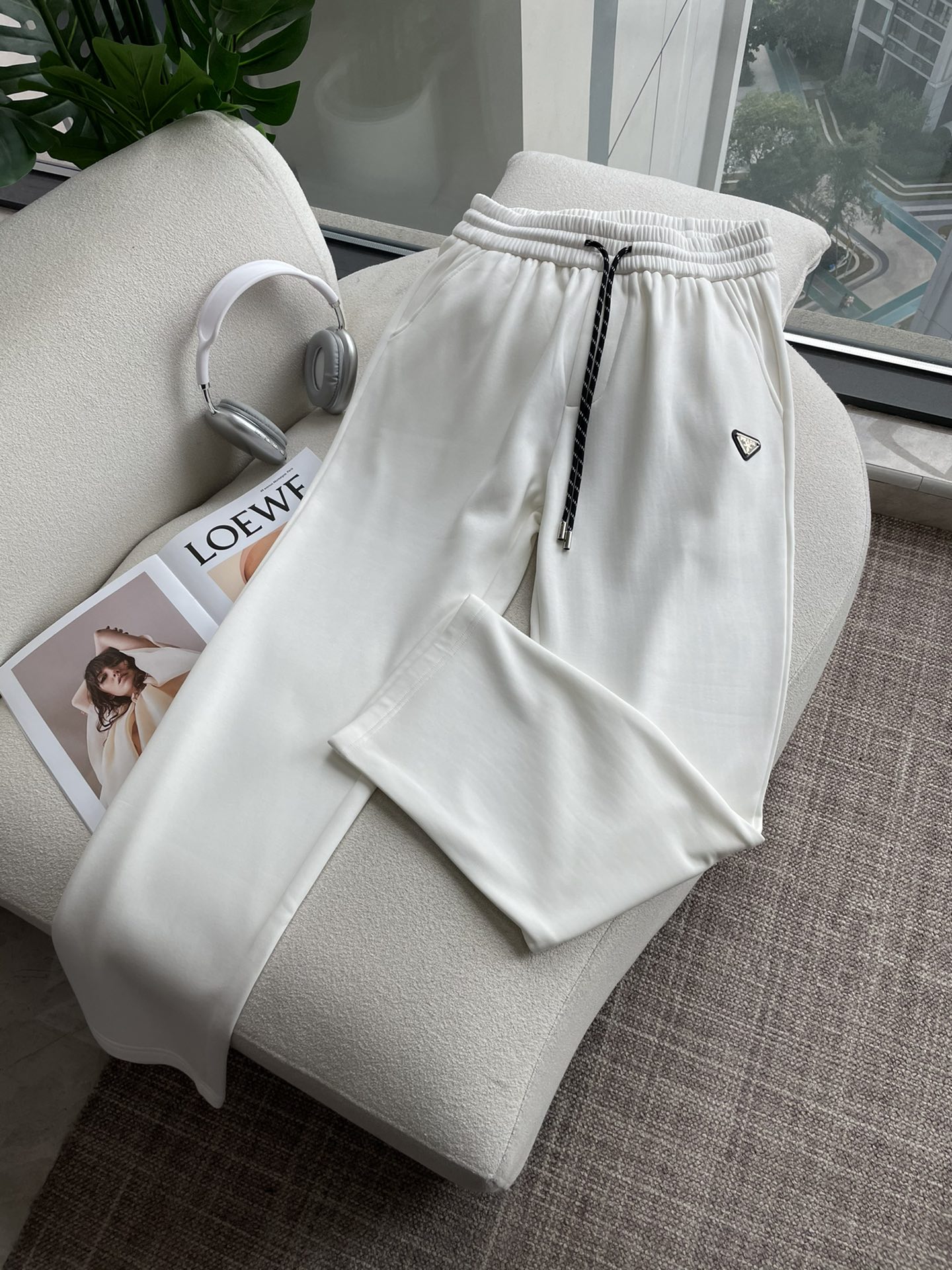 NO:691881,PRAD's latest 2025 autumn and winter casual pants are lined with velvet and are very warm!  The shape is great, it can repair various leg shapes very well, and it is very personalized!  Soft and sweat-wicking, extremely comfortable. The waistband of the trouser legs is customized with elastic elastic bands and original accessories details. The upper body is sporty, casual and fashionable, a must-have for leisure and travel. Sizes M-XXXL, prada,19860909PRAD 2025秋冬最新休闲裤 内里加绒,非常保暖！版型超赞,能很好的修复各种腿型,非常个性！柔软排汗,舒适度极高.裤腿腰部订制松紧橡筋、原版辅料细节.上身运动休闲时尚,出街休闲、外出旅游必备. 尺码M-XXXL,,prada,,Men's clothing