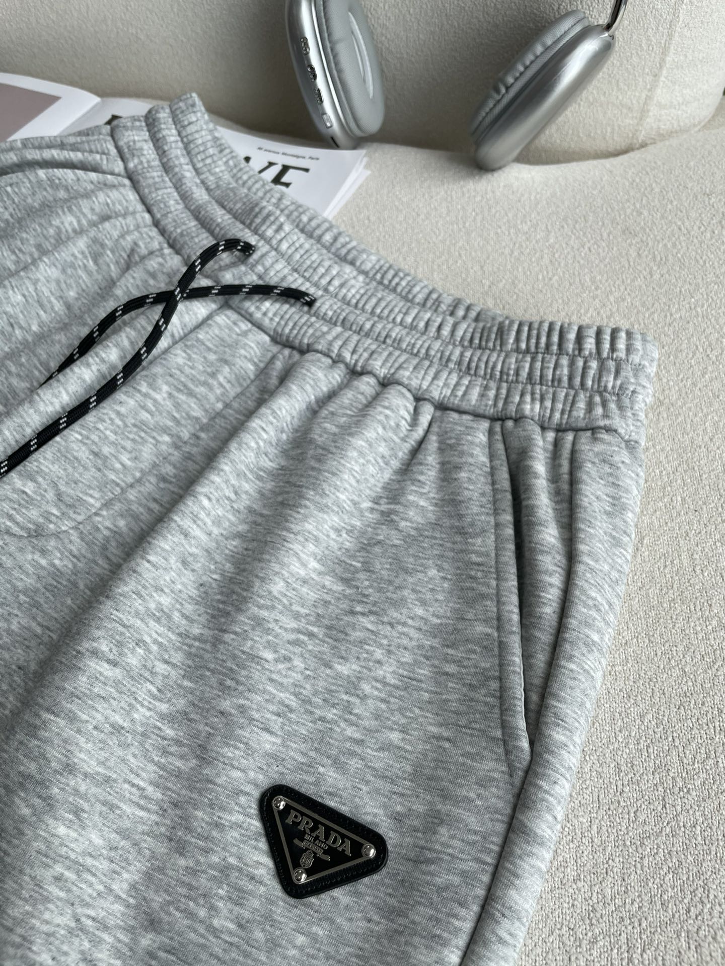 PRAD 2025秋冬最新休闲裤 内里加绒，非常保暖！版型超赞，能很好的修复各种腿型，非常个性！柔软排汗
