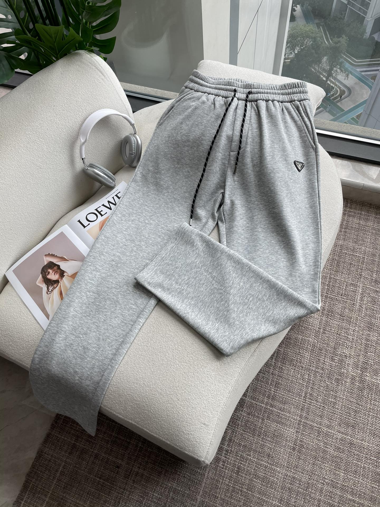 PRAD 2025秋冬最新休闲裤 内里加绒，非常保暖！版型超赞，能很好的修复各种腿型，非常个性！柔软排汗