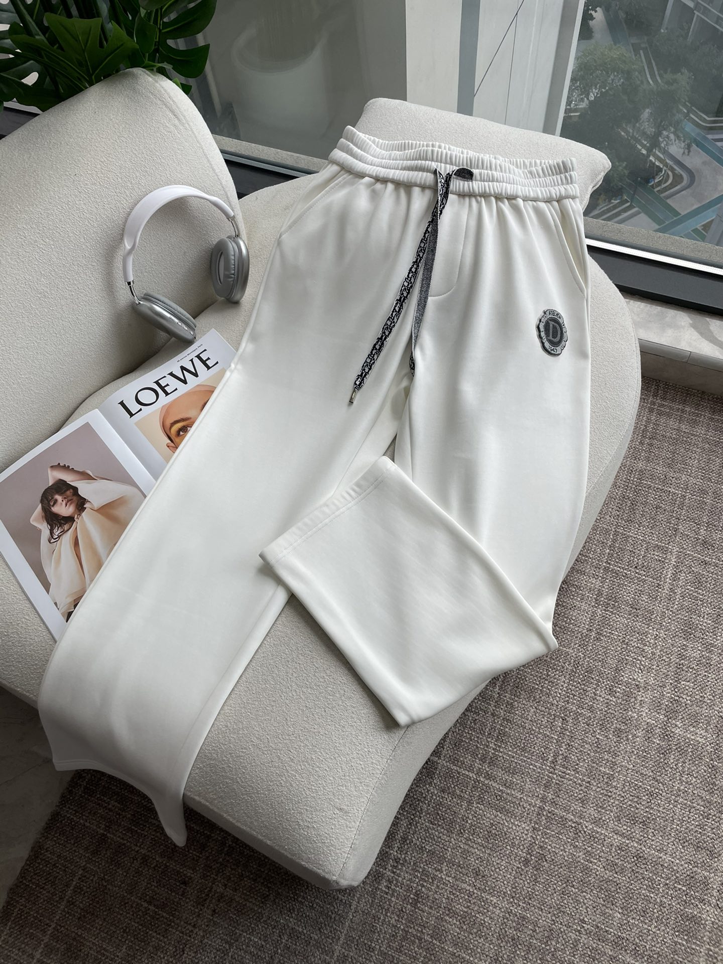 NO:691883,DIOR's latest 2025 autumn and winter casual pants are lined with velvet and are very warm!  The shape is great, it can repair various leg shapes very well, and it is very personalized!  Soft and sweat-wicking, extremely comfortable. The waistband of the trouser legs is customized with elastic elastic bands and original accessories details. The upper body is sporty, casual and fashionable, a must-have for leisure and travel. Sizes M-XXXL, dior,19860909DIOR 2025秋冬最新休闲裤 内里加绒,非常保暖！版型超赞,能很好的修复各种腿型,非常个性！柔软排汗,舒适度极高.裤腿腰部订制松紧橡筋、原版辅料细节.上身运动休闲时尚,出街休闲、外出旅游必备. 尺码M-XXXL,,dior,,Men's clothing