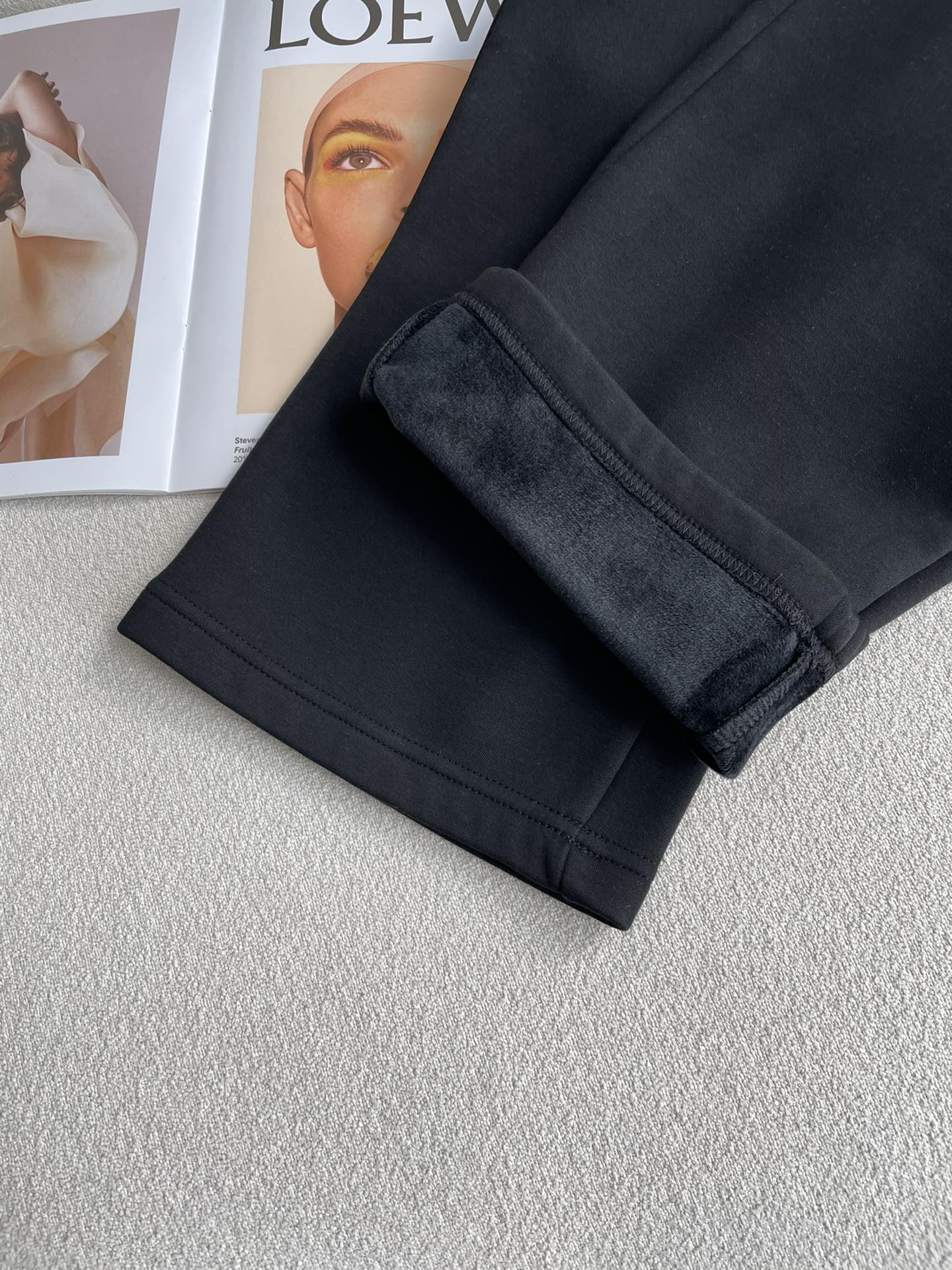 DIOR 2025秋冬最新休闲裤 内里加绒，非常保暖！版型超赞，能很好的修复各种腿型，非常个性！柔软排汗