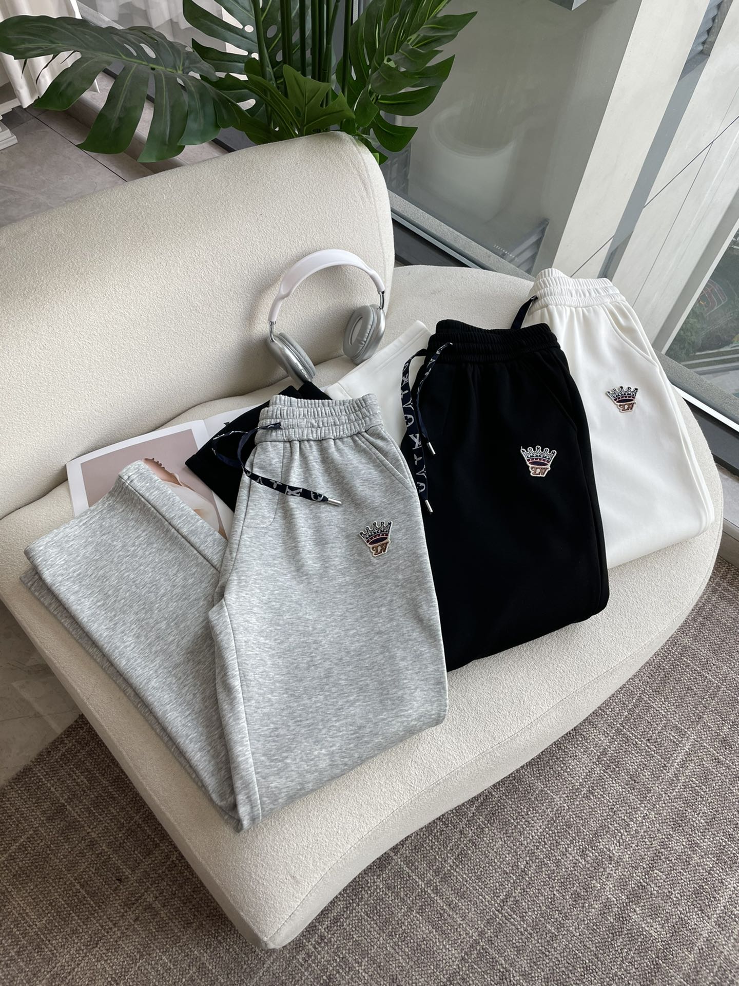 LV 2025秋冬最新休闲裤 内里加绒，非常保暖！版型超赞，能很好的修复各种腿型，非常个性！柔软排汗，舒