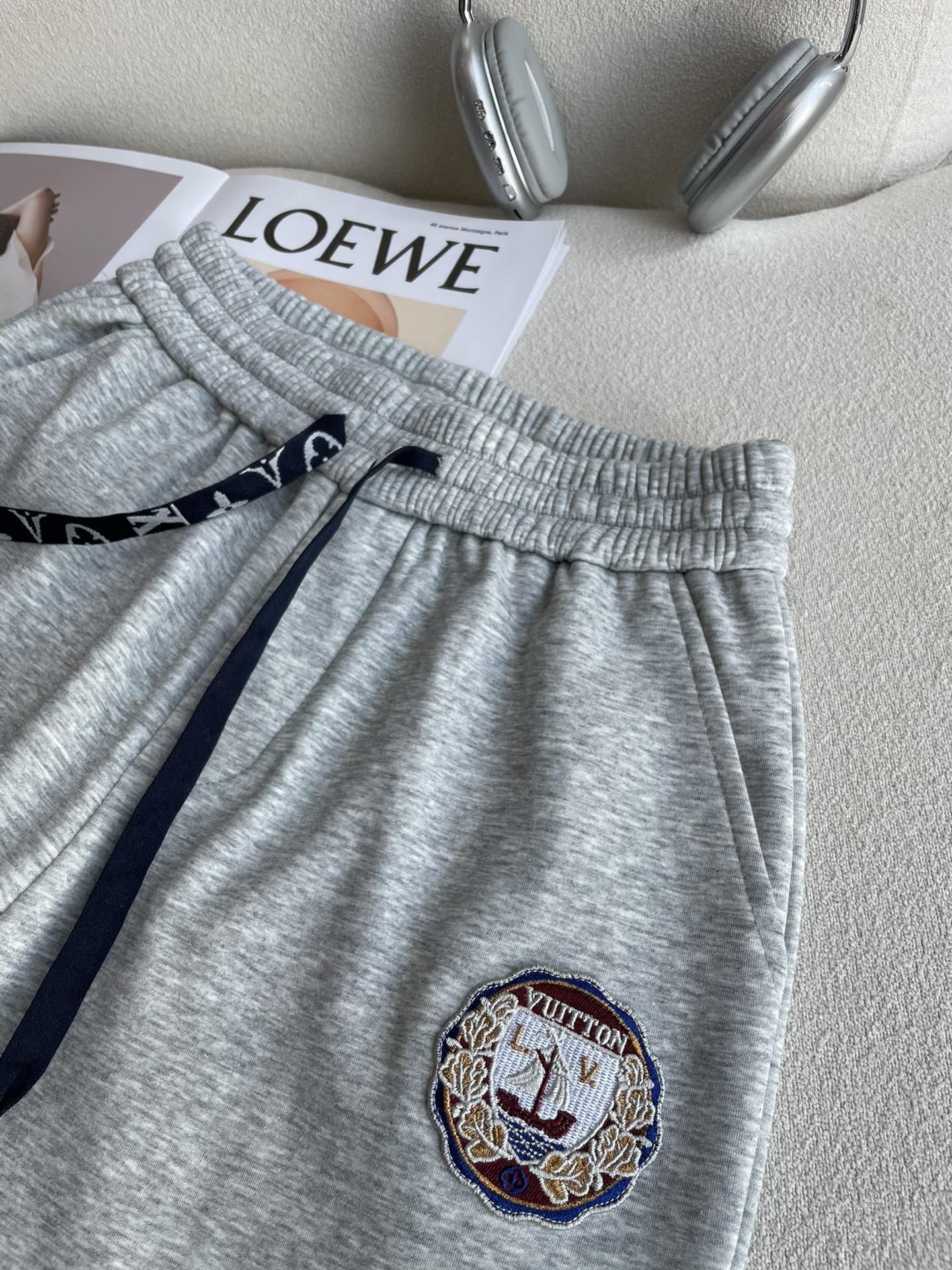 LV 2025秋冬最新休闲裤 内里加绒，非常保暖！版型超赞，能很好的修复各种腿型，非常个性！柔软排汗，舒