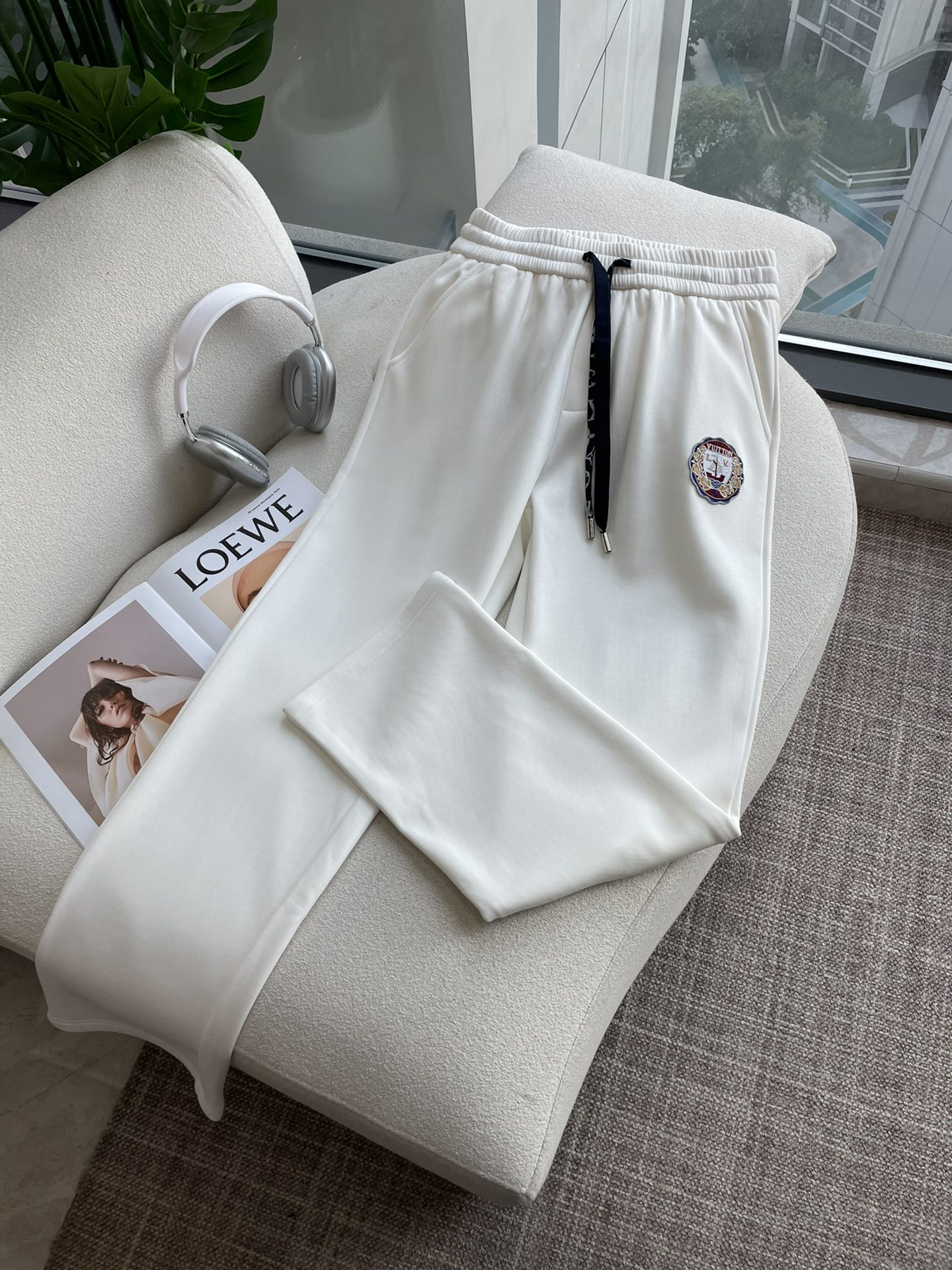 NO:691888,LV’s latest casual pants for autumn and winter 2025 are lined with velvet and are very warm!  The shape is great, it can repair various leg shapes very well, and it is very personalized!  Soft and sweat-wicking, extremely comfortable. The waistband of the trouser legs is customized with elastic elastic bands and original accessories details. The upper body is sporty, casual and fashionable, a must-have for leisure and travel. Sizes M-XXXL, Louis Vuitton,19860909LV 2025秋冬最新休闲裤 内里加绒,非常保暖！版型超赞,能很好的修复各种腿型,非常个性！柔软排汗,舒适度极高.裤腿腰部订制松紧橡筋、原版辅料细节.上身运动休闲时尚,出街休闲、外出旅游必备. 尺码M-XXXL,,louis vuitton,,Men's clothing