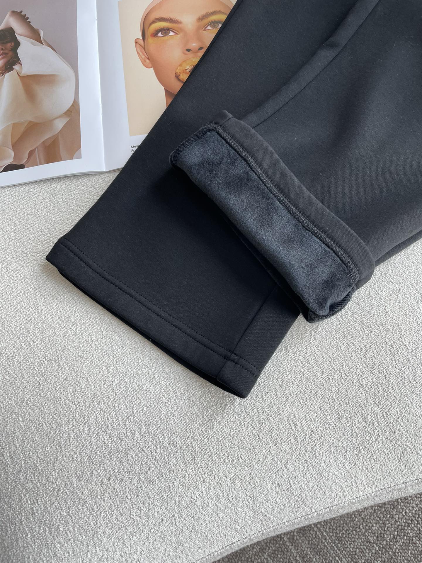 DG 2025秋冬最新休闲裤 内里加绒，非常保暖！版型超赞，能很好的修复各种腿型，非常个性！柔软排汗，舒