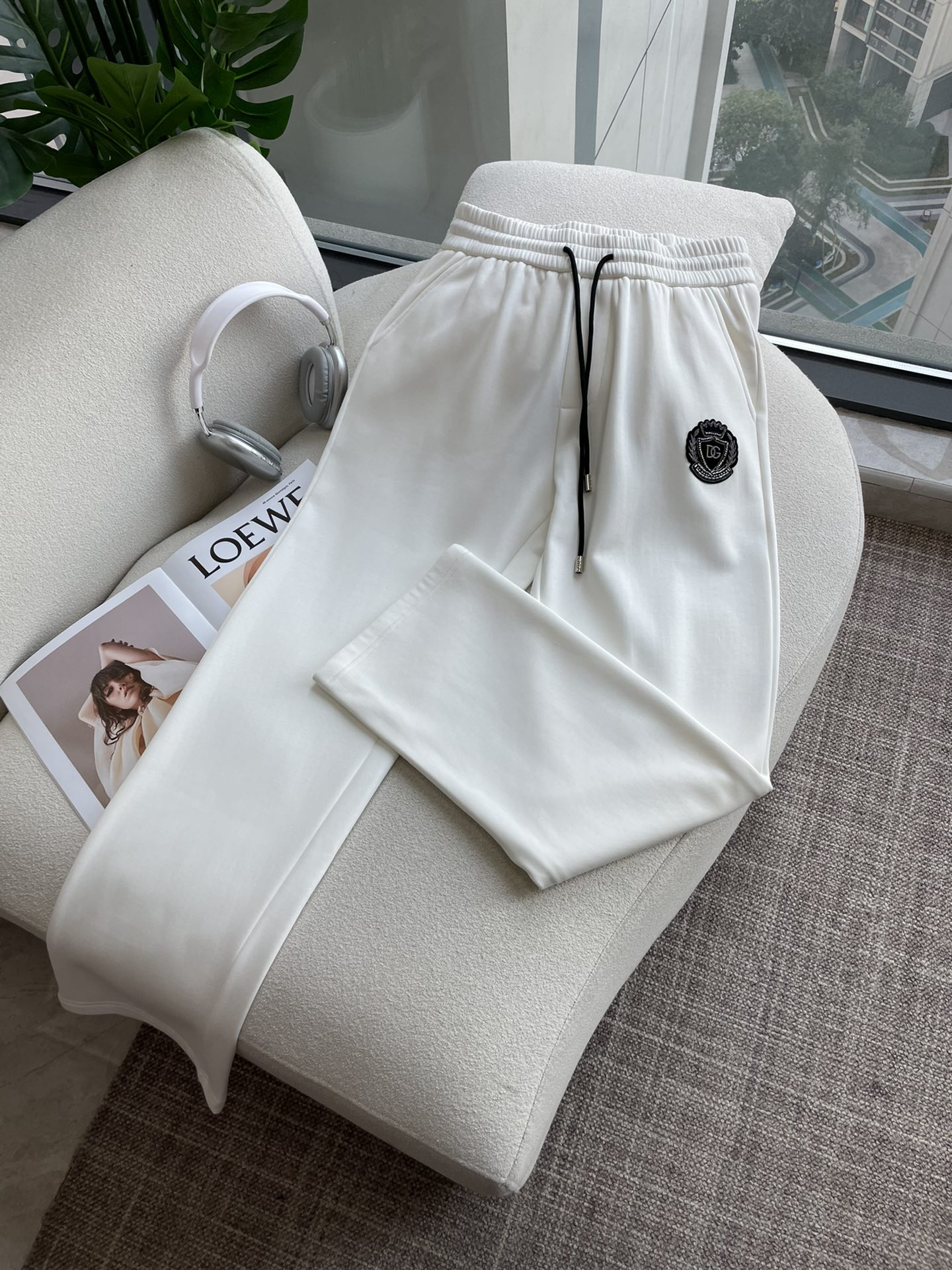 NO:691891,DG's latest casual pants for autumn and winter 2025 are lined with velvet and are very warm!  The shape is great, it can repair various leg shapes very well, and it is very personalized!  Soft and sweat-wicking, extremely comfortable. The waistband of the trouser legs is customized with elastic elastic bands and original accessories details. The upper body is sporty, casual and fashionable, a must-have for leisure and travel. Sizes M-XXXL,,19860909DG 2025秋冬最新休闲裤 内里加绒,非常保暖！版型超赞,能很好的修复各种腿型,非常个性！柔软排汗,舒适度极高.裤腿腰部订制松紧橡筋、原版辅料细节.上身运动休闲时尚,出街休闲、外出旅游必备. 尺码M-XXXL,,,Men's clothing