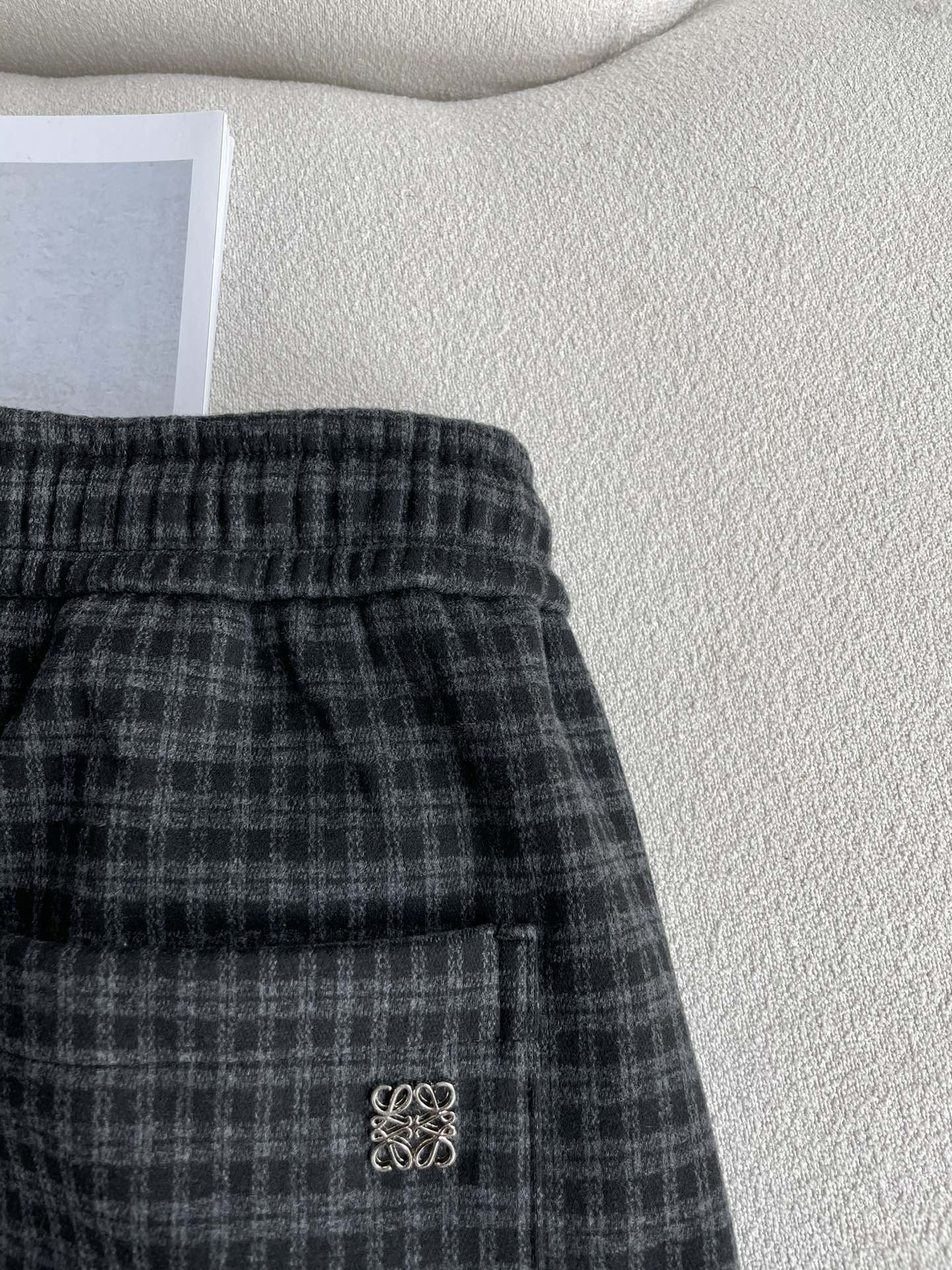 Loewe 2025秋冬最新系列男士加厚休闲裤！内里加绒，非常保暖，北方的宝子们赶紧备上！采用客供弹力柔