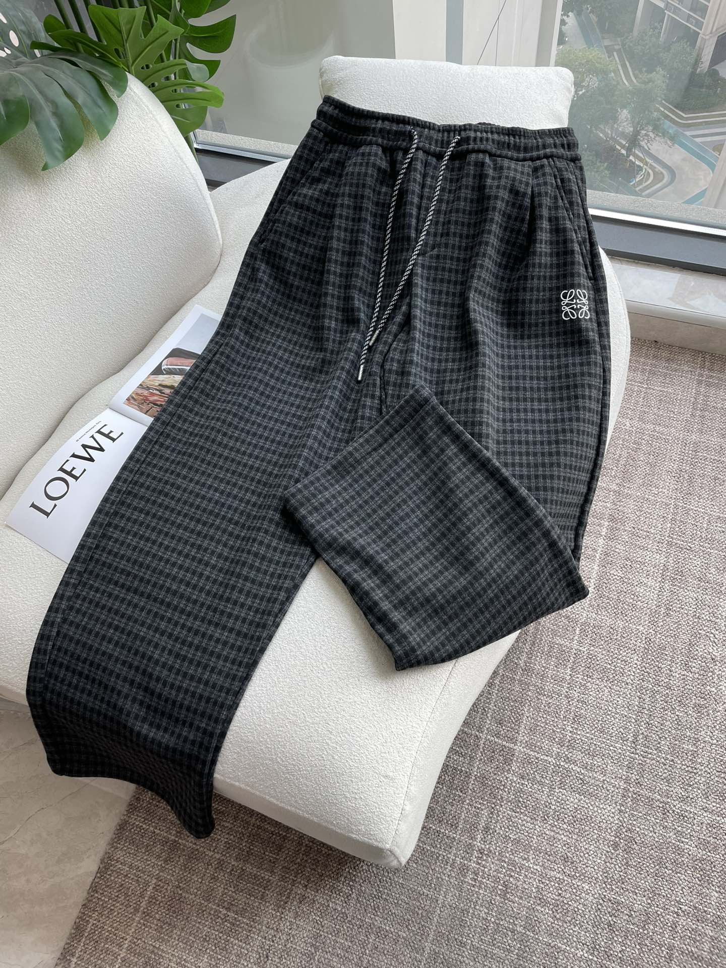 Loewe 2025秋冬最新系列男士加厚休闲裤！内里加绒，非常保暖，北方的宝子们赶紧备上！采用客供弹力柔