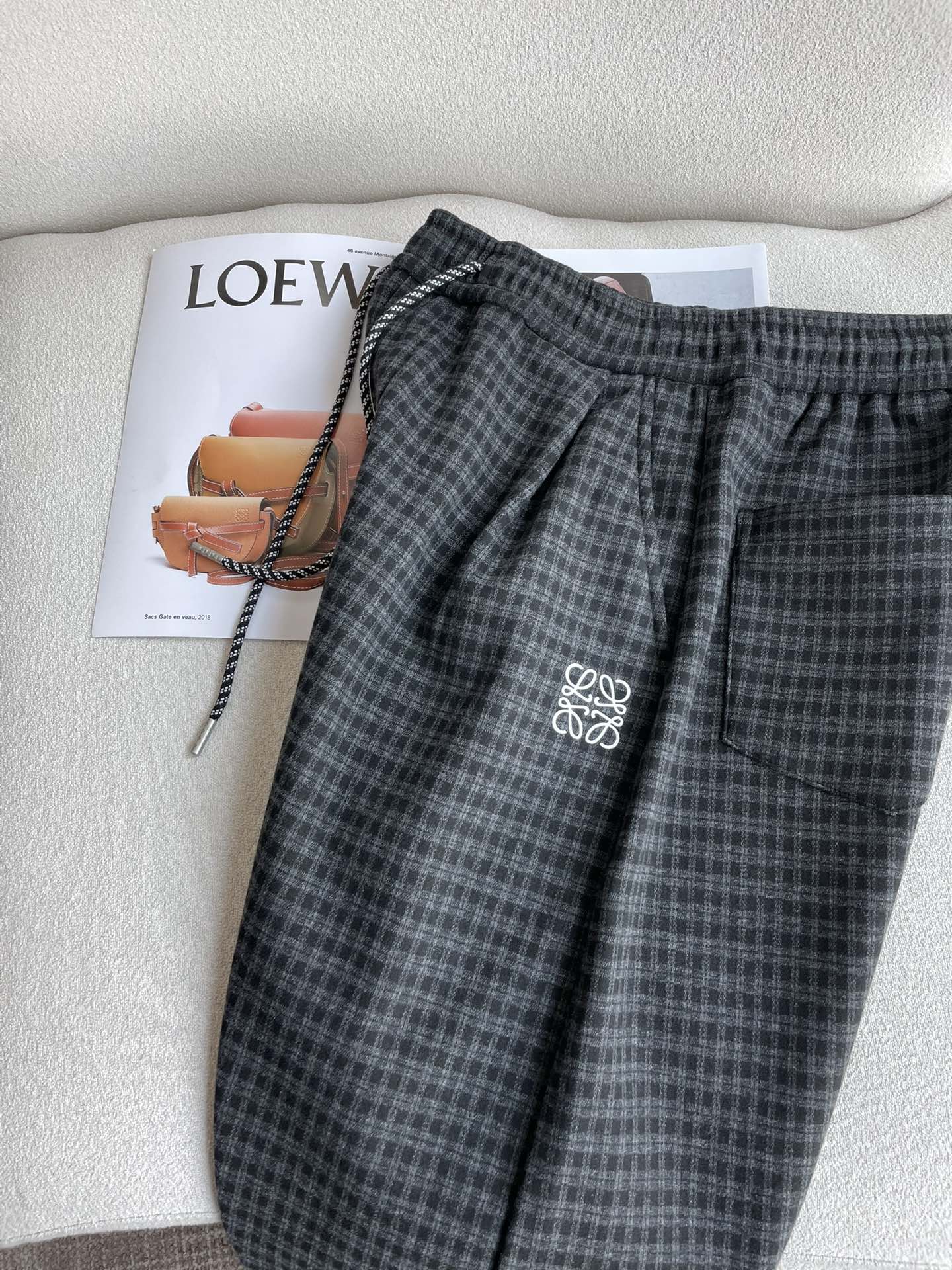 Loewe 2025秋冬最新系列男士加厚休闲裤！内里加绒，非常保暖，北方的宝子们赶紧备上！采用客供弹力柔