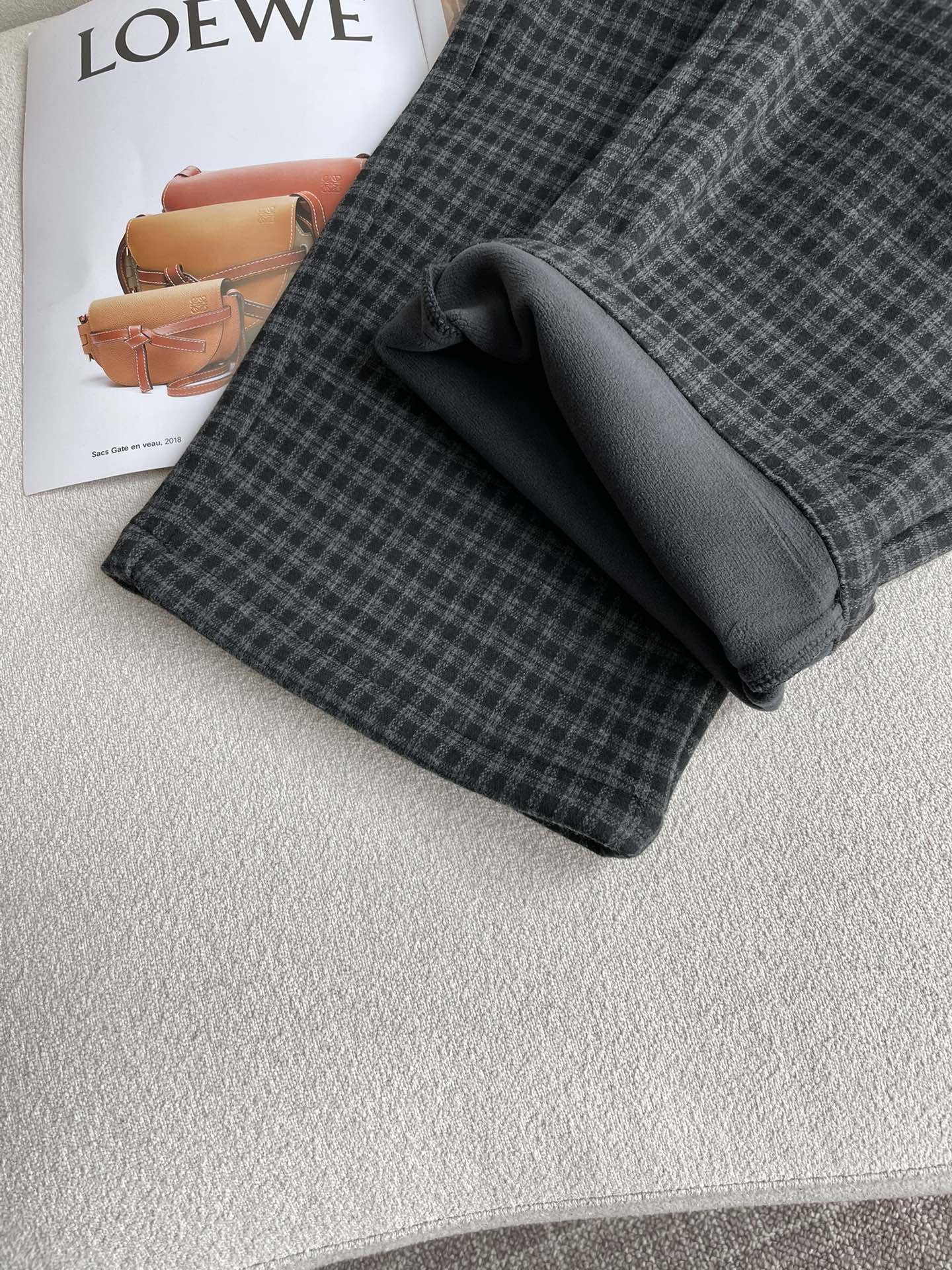 Loewe 2025秋冬最新系列男士加厚休闲裤！内里加绒，非常保暖，北方的宝子们赶紧备上！采用客供弹力柔