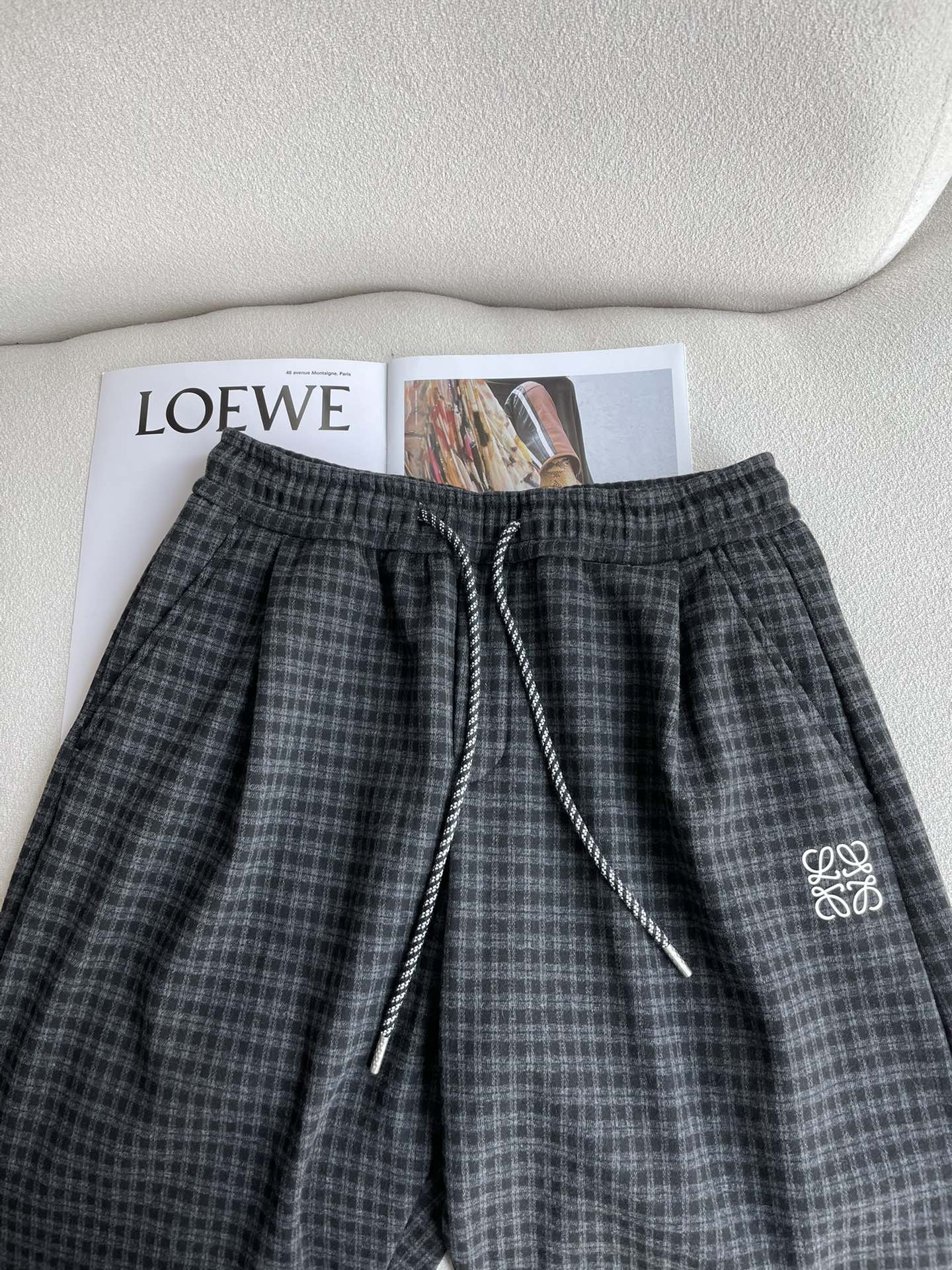 Loewe 2025秋冬最新系列男士加厚休闲裤！内里加绒，非常保暖，北方的宝子们赶紧备上！采用客供弹力柔