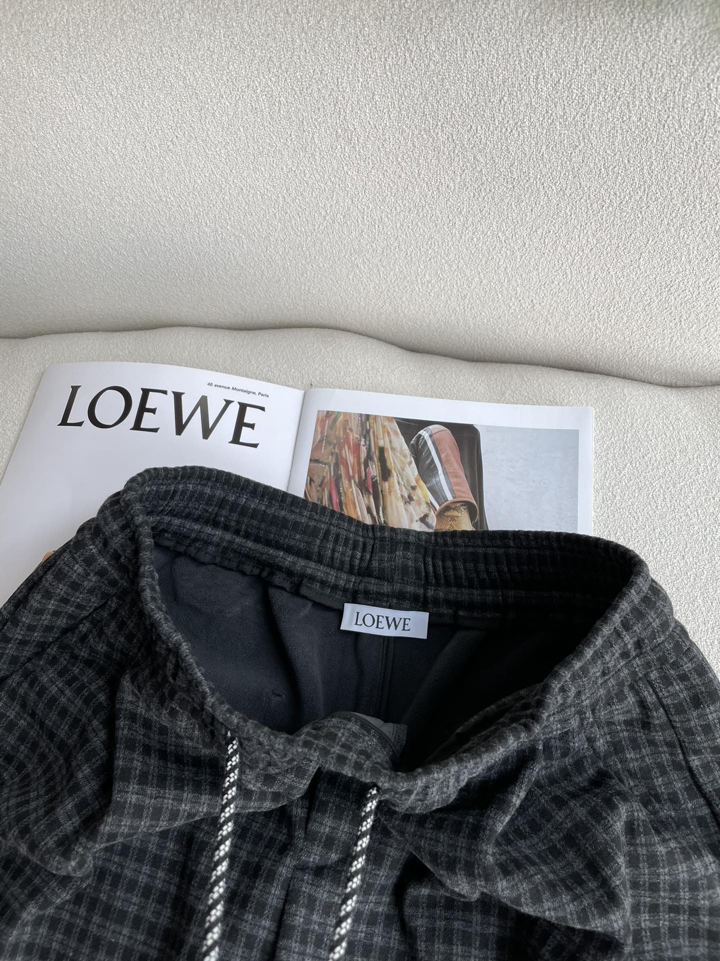 Loewe 2025秋冬最新系列男士加厚休闲裤！内里加绒，非常保暖，北方的宝子们赶紧备上！采用客供弹力柔