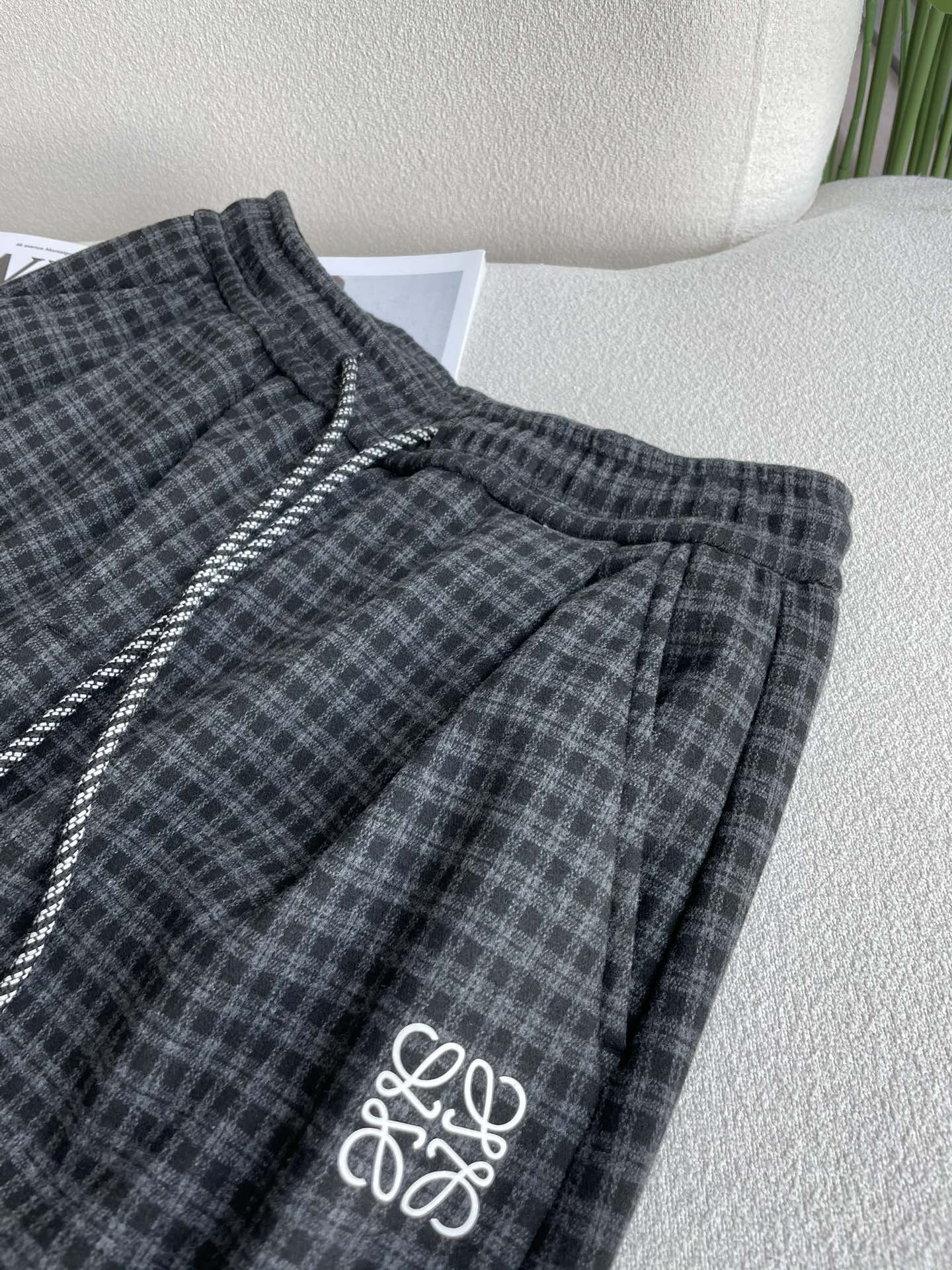 Loewe 2025秋冬最新系列男士加厚休闲裤！内里加绒，非常保暖，北方的宝子们赶紧备上！采用客供弹力柔