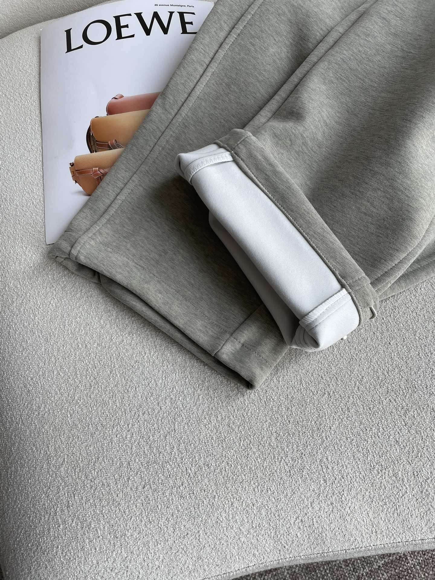 miumiu 2025秋冬最新系列男士加厚休闲裤！内里加绒，非常保暖，北方的宝子们赶紧备上！采用客供弹力