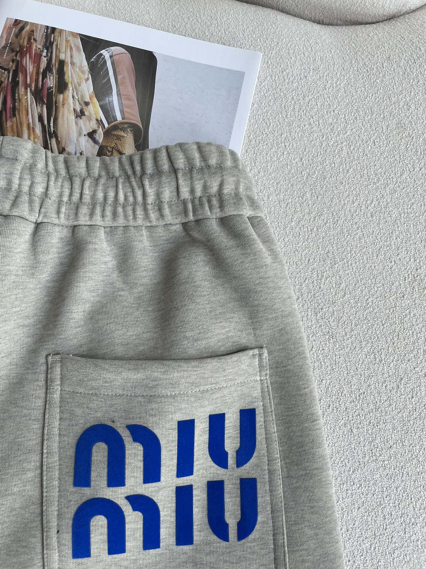 miumiu 2025秋冬最新系列男士加厚休闲裤！内里加绒，非常保暖，北方的宝子们赶紧备上！采用客供弹力