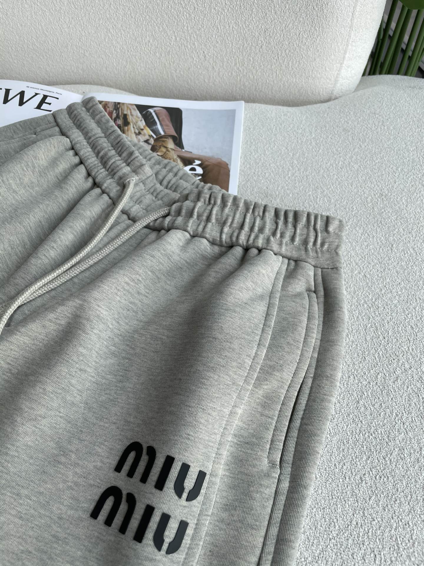 miumiu 2025秋冬最新系列男士加厚休闲裤！内里加绒，非常保暖，北方的宝子们赶紧备上！采用客供弹力