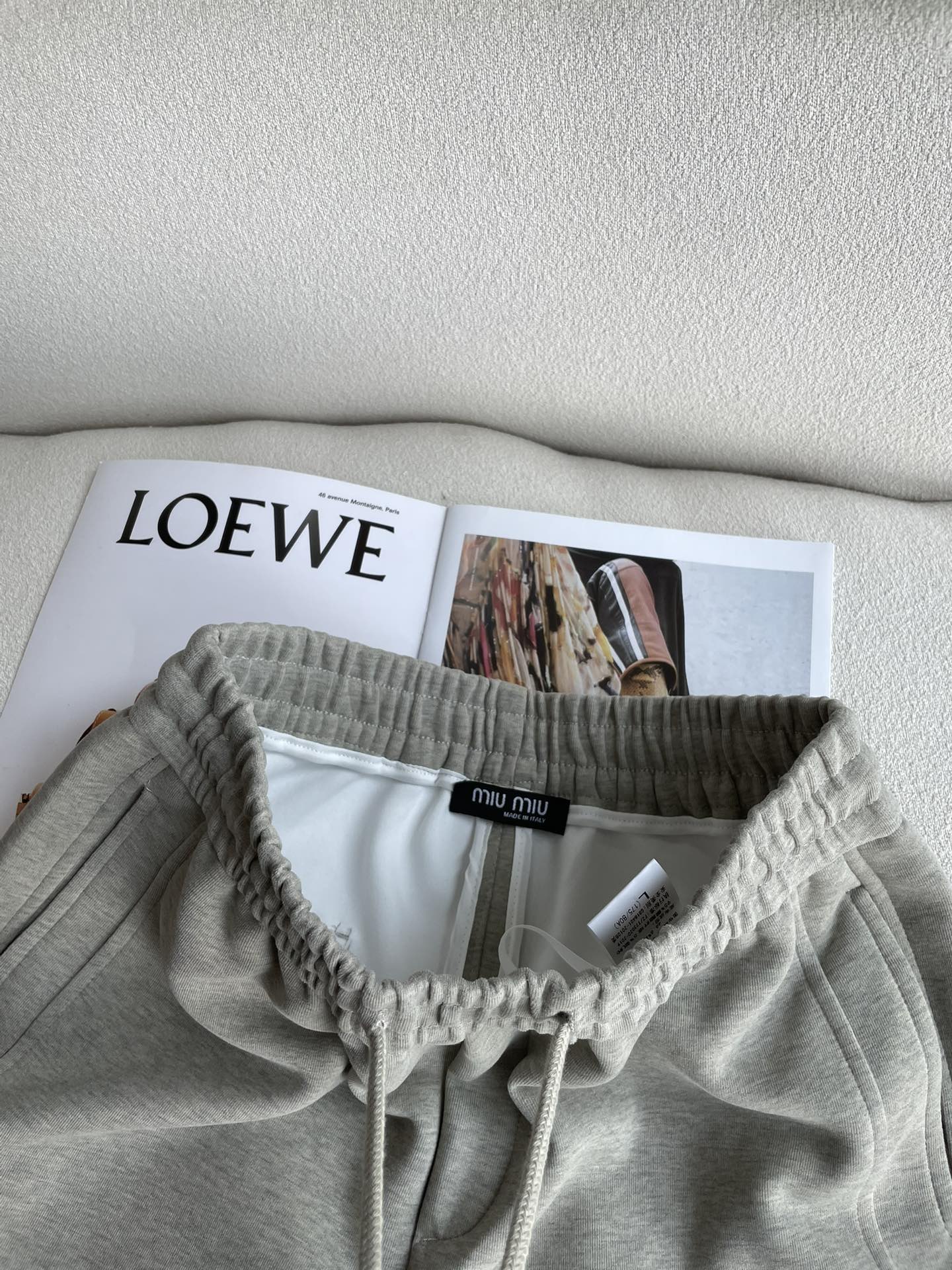 miumiu 2025秋冬最新系列男士加厚休闲裤！内里加绒，非常保暖，北方的宝子们赶紧备上！采用客供弹力