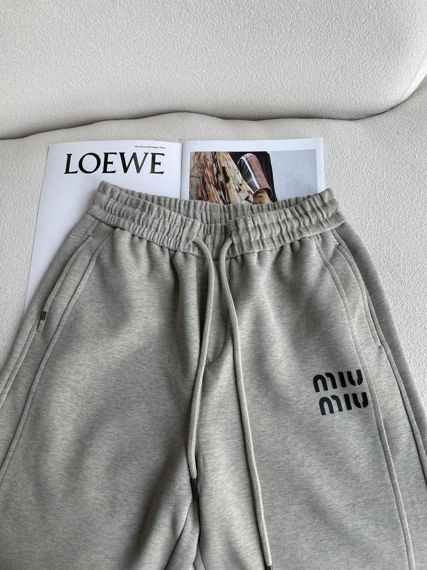 miumiu 2025秋冬最新系列男士加厚休闲裤！内里加绒，非常保暖，北方的宝子们赶紧备上！采用客供弹力