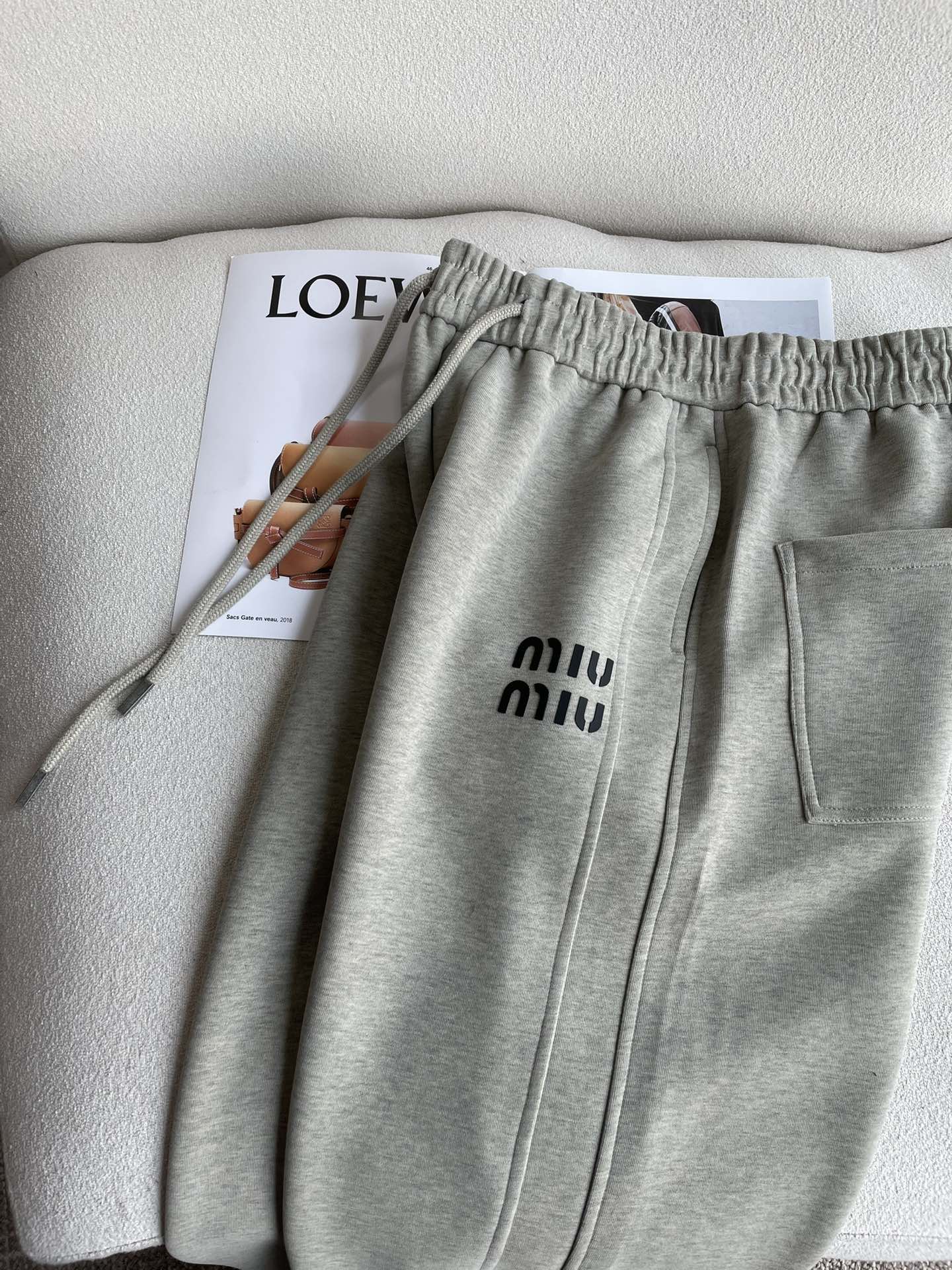 miumiu 2025秋冬最新系列男士加厚休闲裤！内里加绒，非常保暖，北方的宝子们赶紧备上！采用客供弹力