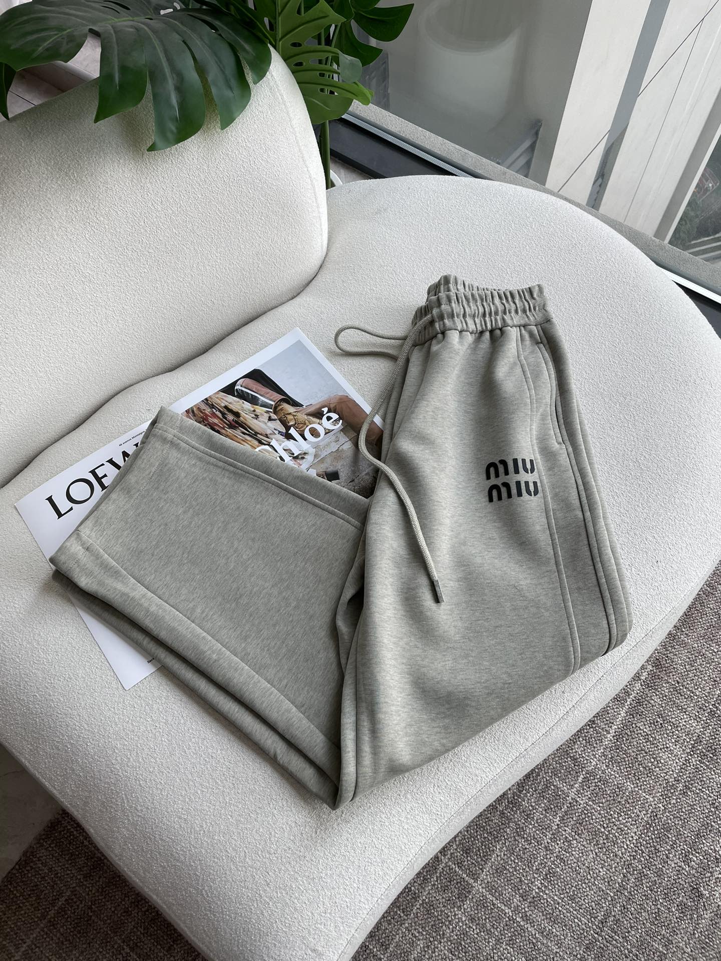 miumiu 2025秋冬最新系列男士加厚休闲裤！内里加绒，非常保暖，北方的宝子们赶紧备上！采用客供弹力