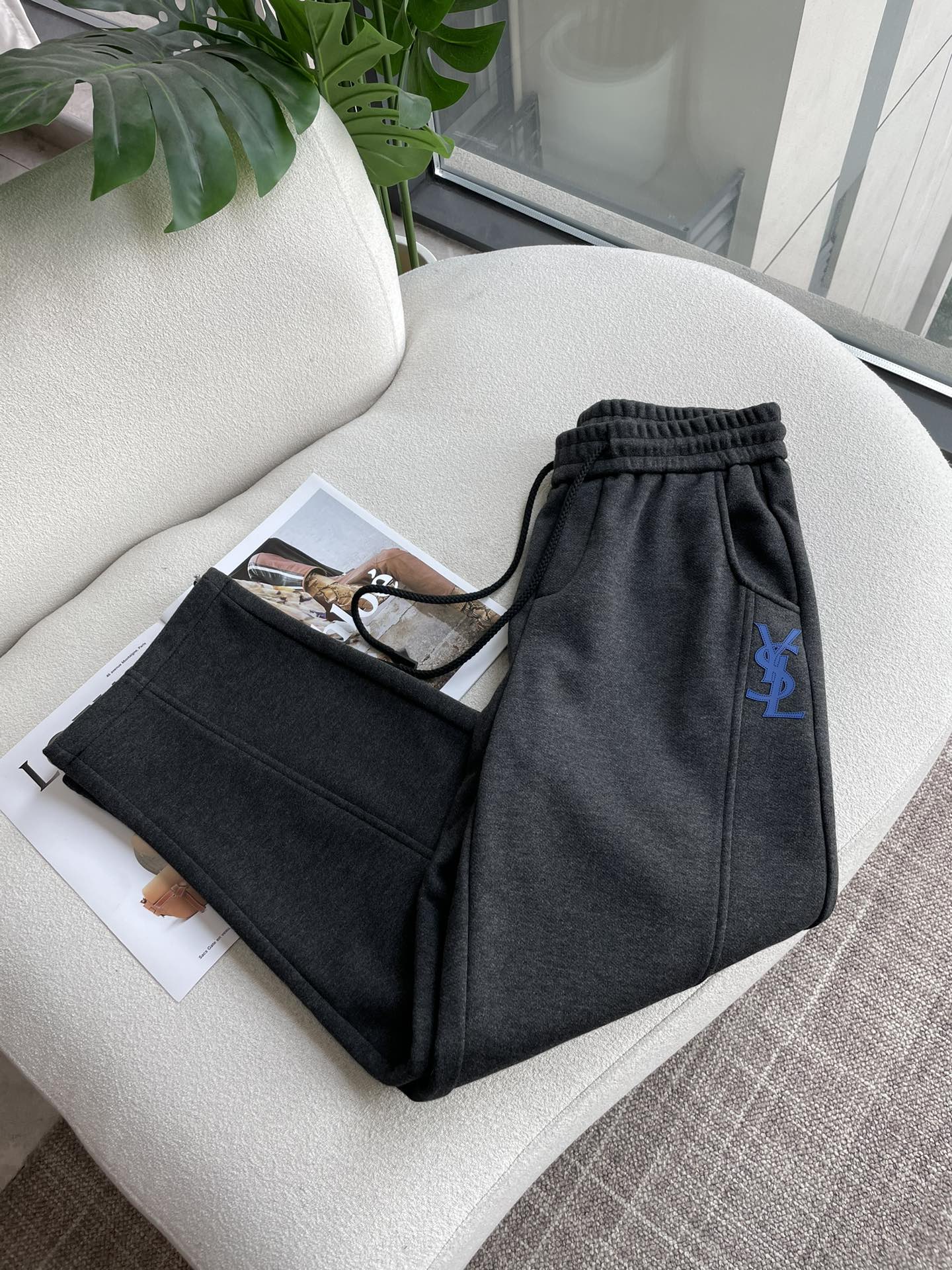 圣罗兰 2025秋冬最新系列男士加厚休闲裤！内里加绒，非常保暖，北方的宝子们赶紧备上！采用客供弹力柔棉材