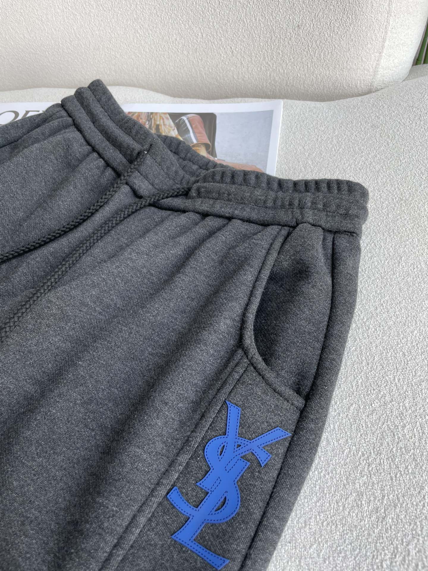 圣罗兰 2025秋冬最新系列男士加厚休闲裤！内里加绒，非常保暖，北方的宝子们赶紧备上！采用客供弹力柔棉材