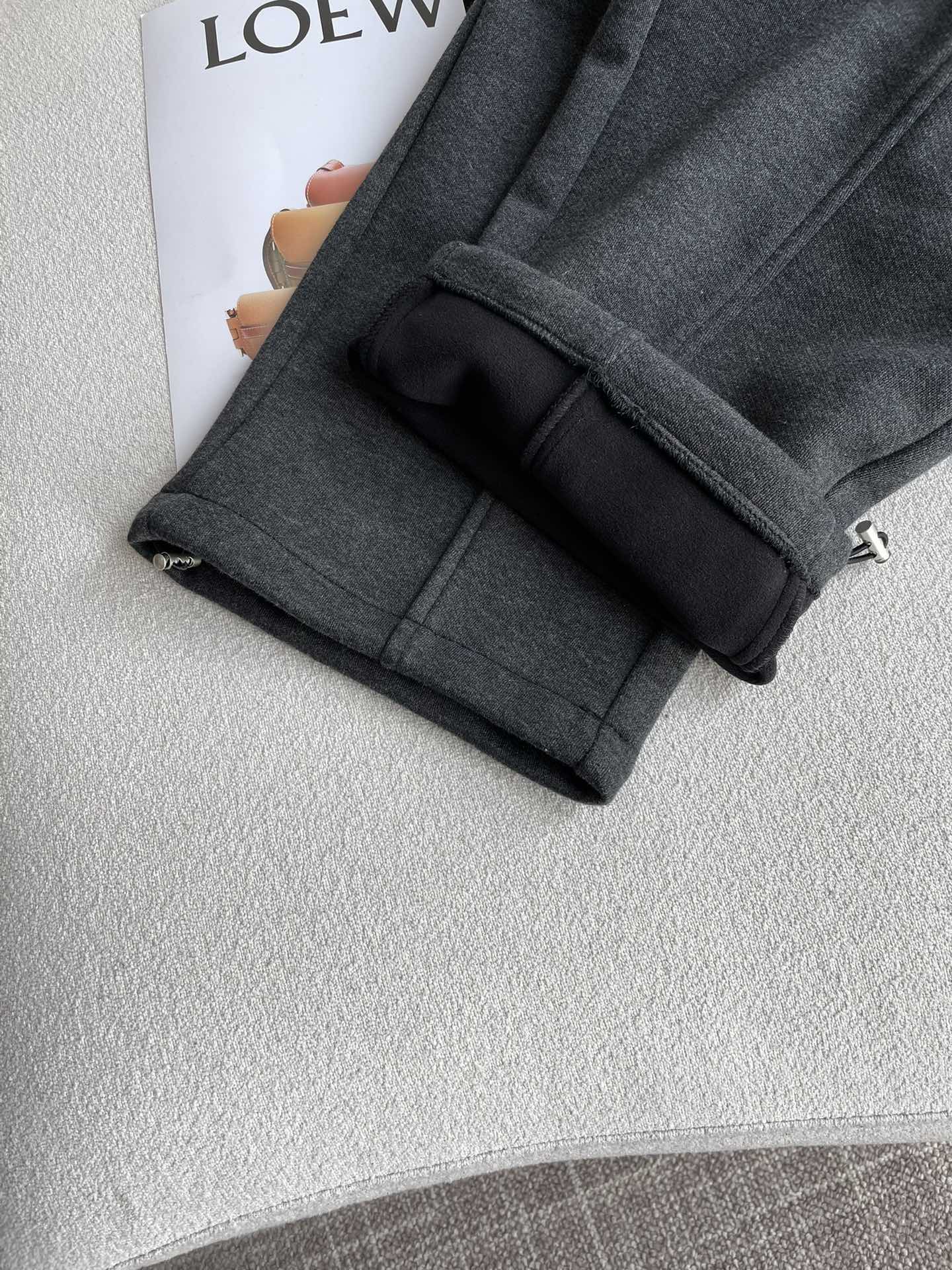 圣罗兰 2025秋冬最新系列男士加厚休闲裤！内里加绒，非常保暖，北方的宝子们赶紧备上！采用客供弹力柔棉材