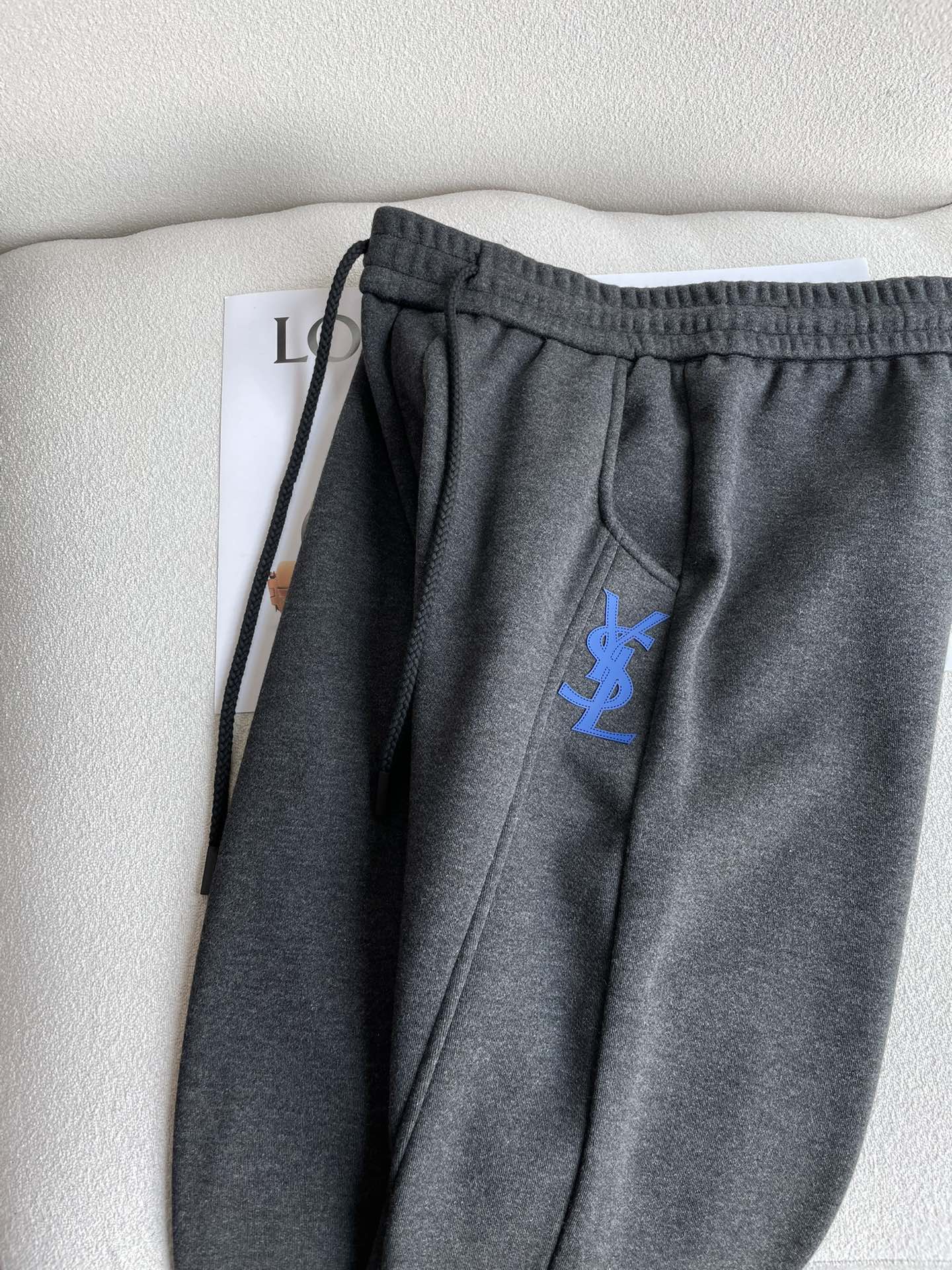 圣罗兰 2025秋冬最新系列男士加厚休闲裤！内里加绒，非常保暖，北方的宝子们赶紧备上！采用客供弹力柔棉材