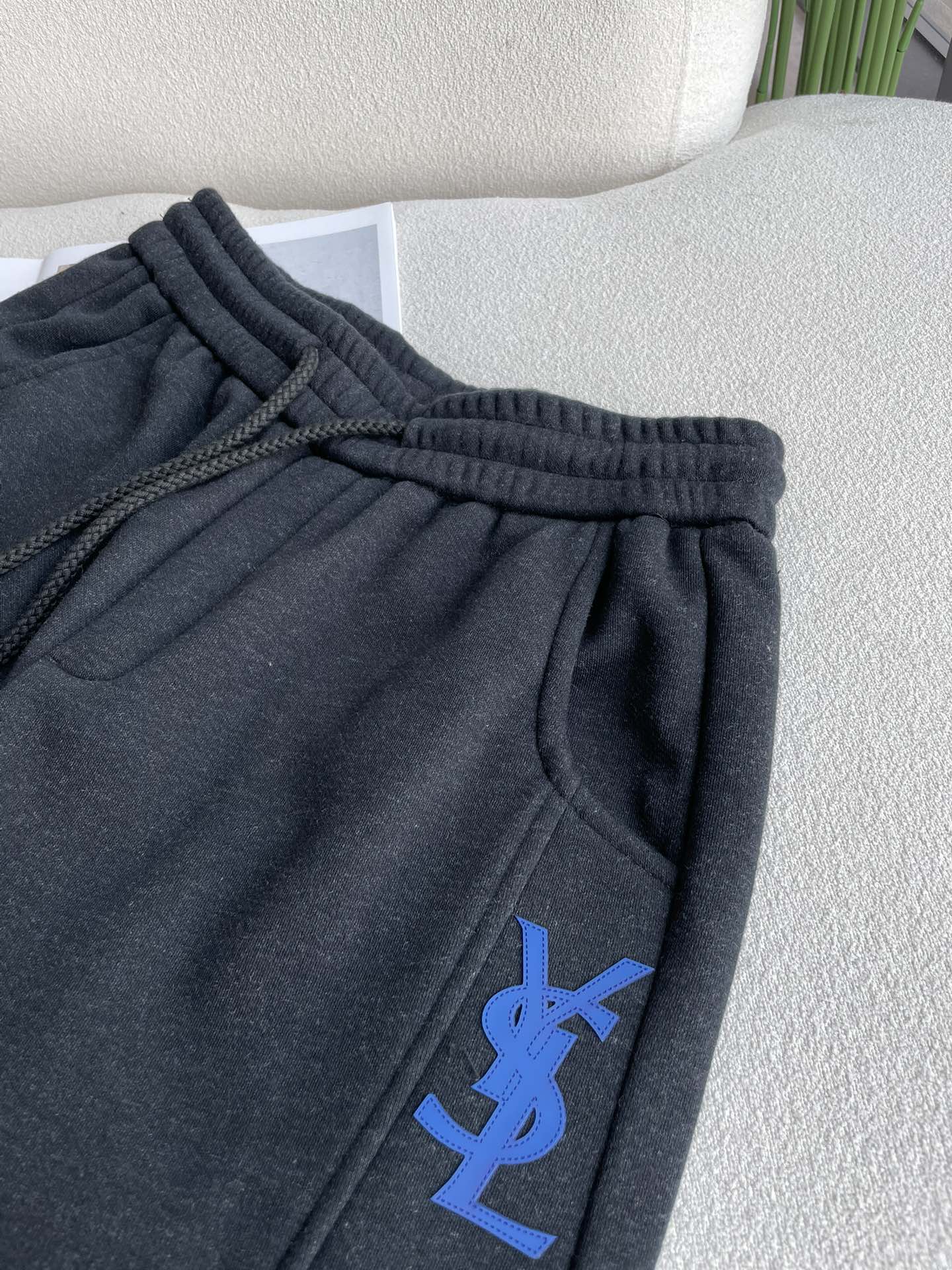 圣罗兰 2025秋冬最新系列男士加厚休闲裤！内里加绒，非常保暖，北方的宝子们赶紧备上！采用客供弹力柔棉材