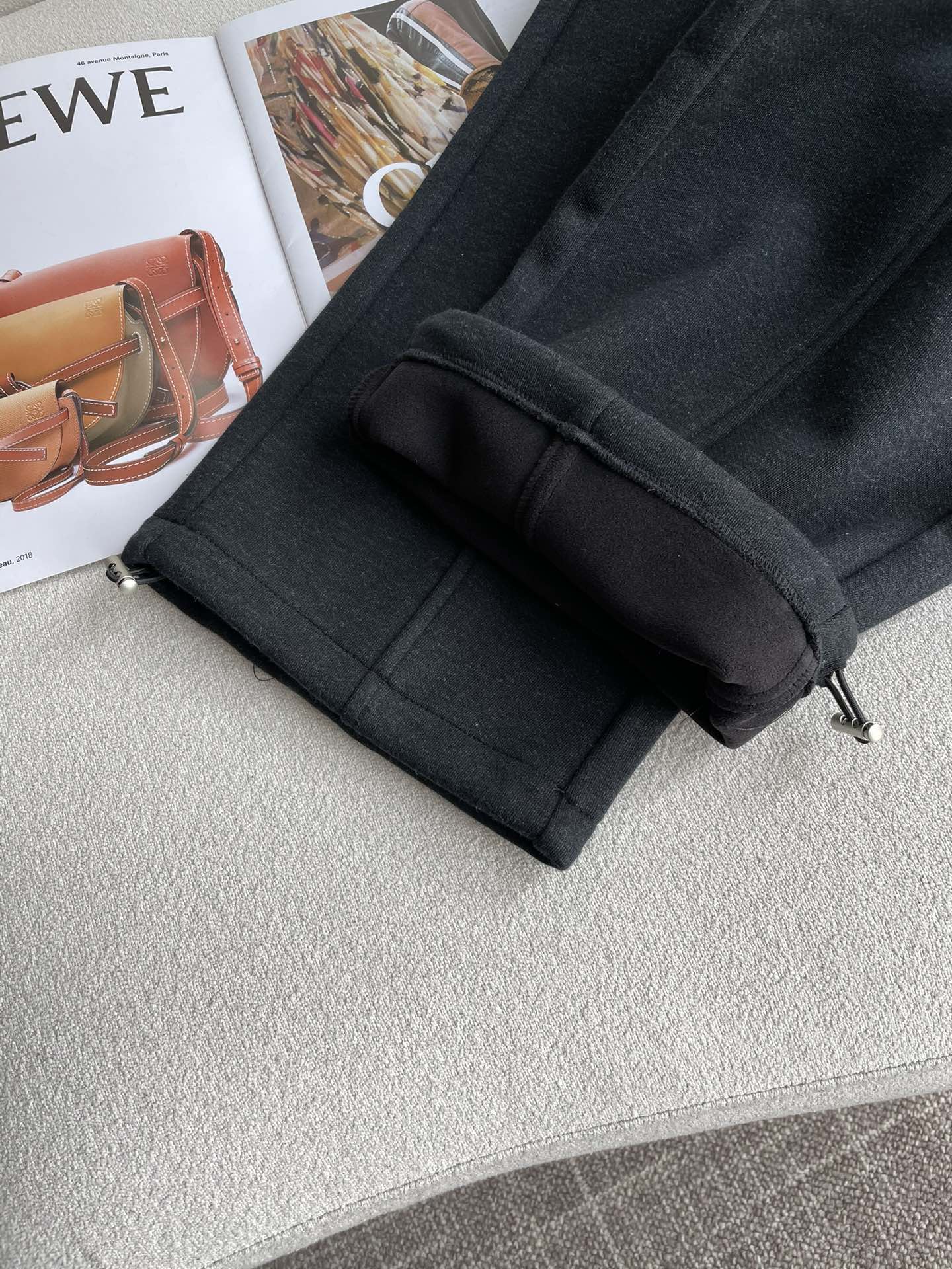 圣罗兰 2025秋冬最新系列男士加厚休闲裤！内里加绒，非常保暖，北方的宝子们赶紧备上！采用客供弹力柔棉材