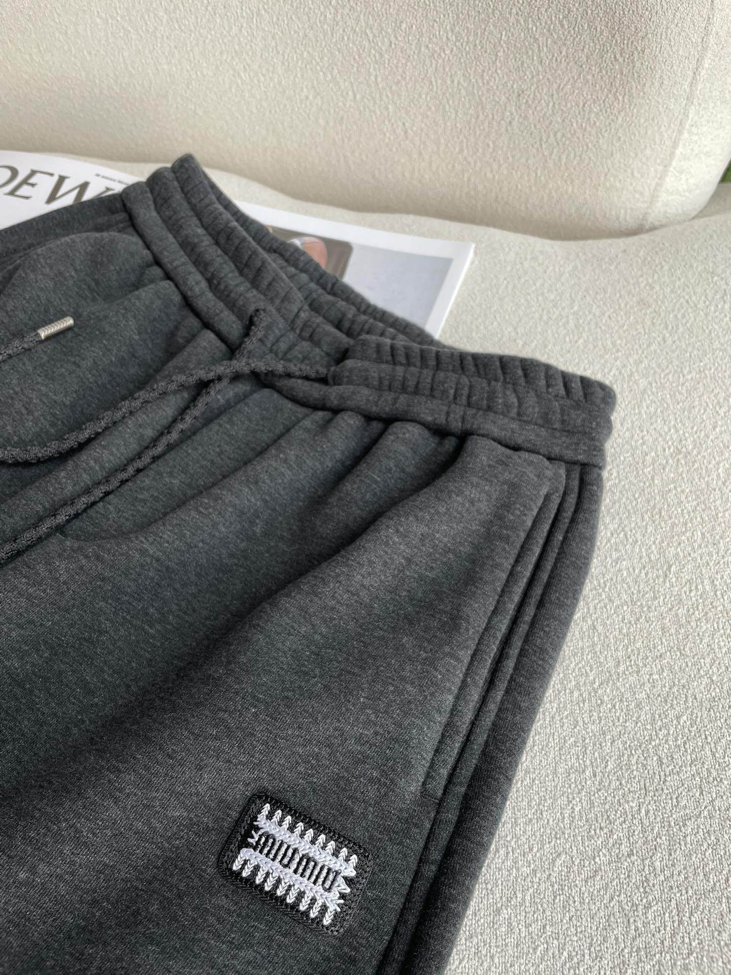 miumiu 2025秋冬最新系列男士加厚休闲裤！内里加绒，非常保暖，北方的宝子们赶紧备上！采用客供弹力