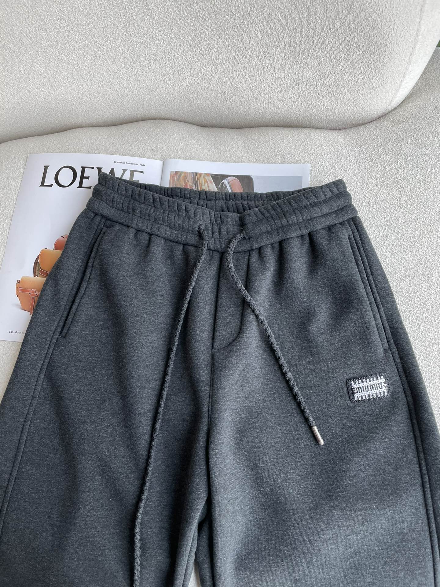 miumiu 2025秋冬最新系列男士加厚休闲裤！内里加绒，非常保暖，北方的宝子们赶紧备上！采用客供弹力