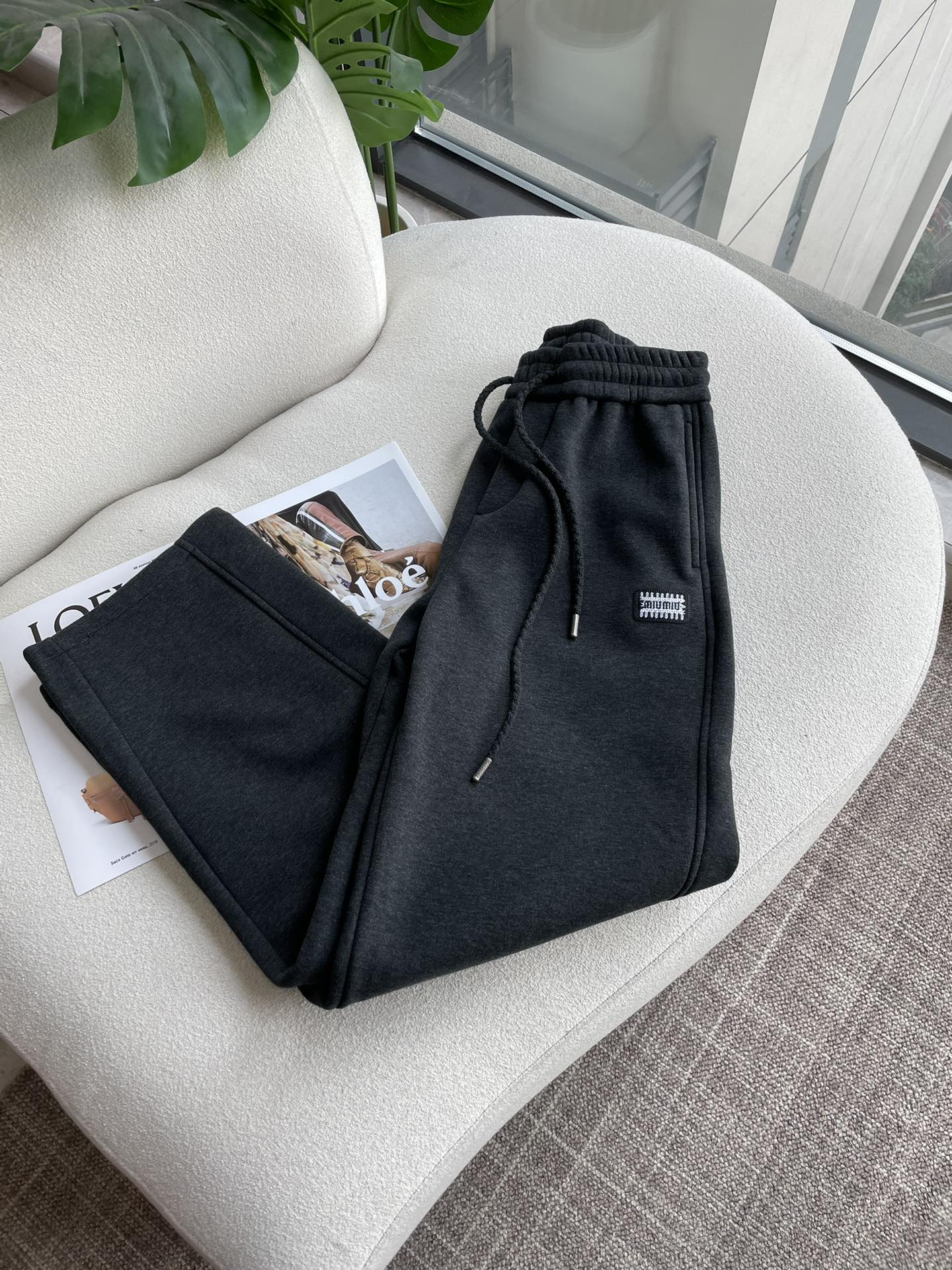 miumiu 2025秋冬最新系列男士加厚休闲裤！内里加绒，非常保暖，北方的宝子们赶紧备上！采用客供弹力