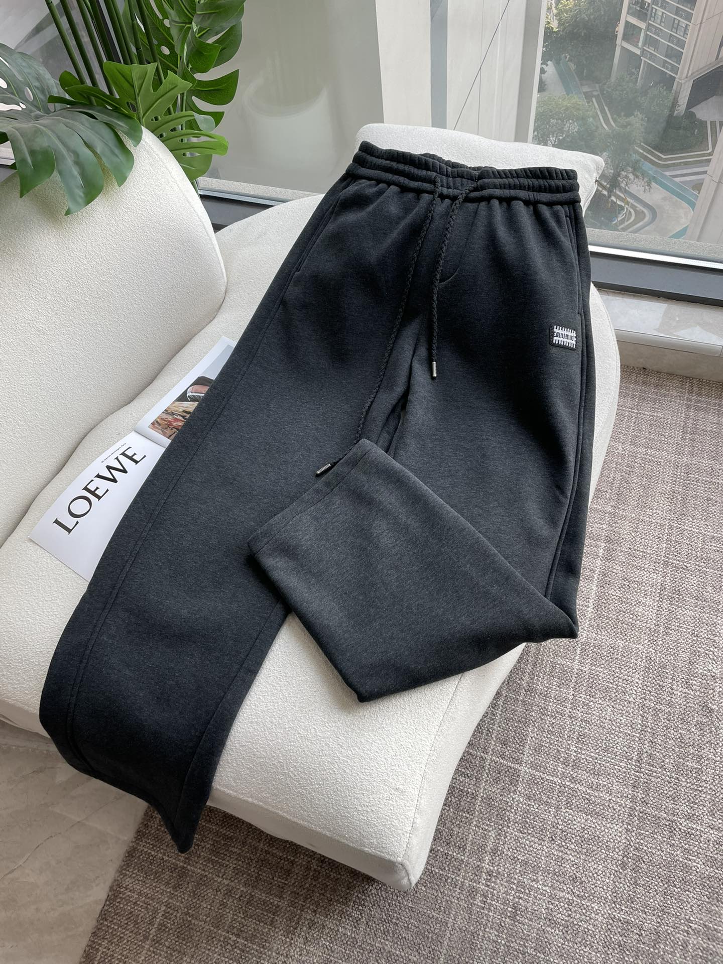 miumiu 2025秋冬最新系列男士加厚休闲裤！内里加绒，非常保暖，北方的宝子们赶紧备上！采用客供弹力