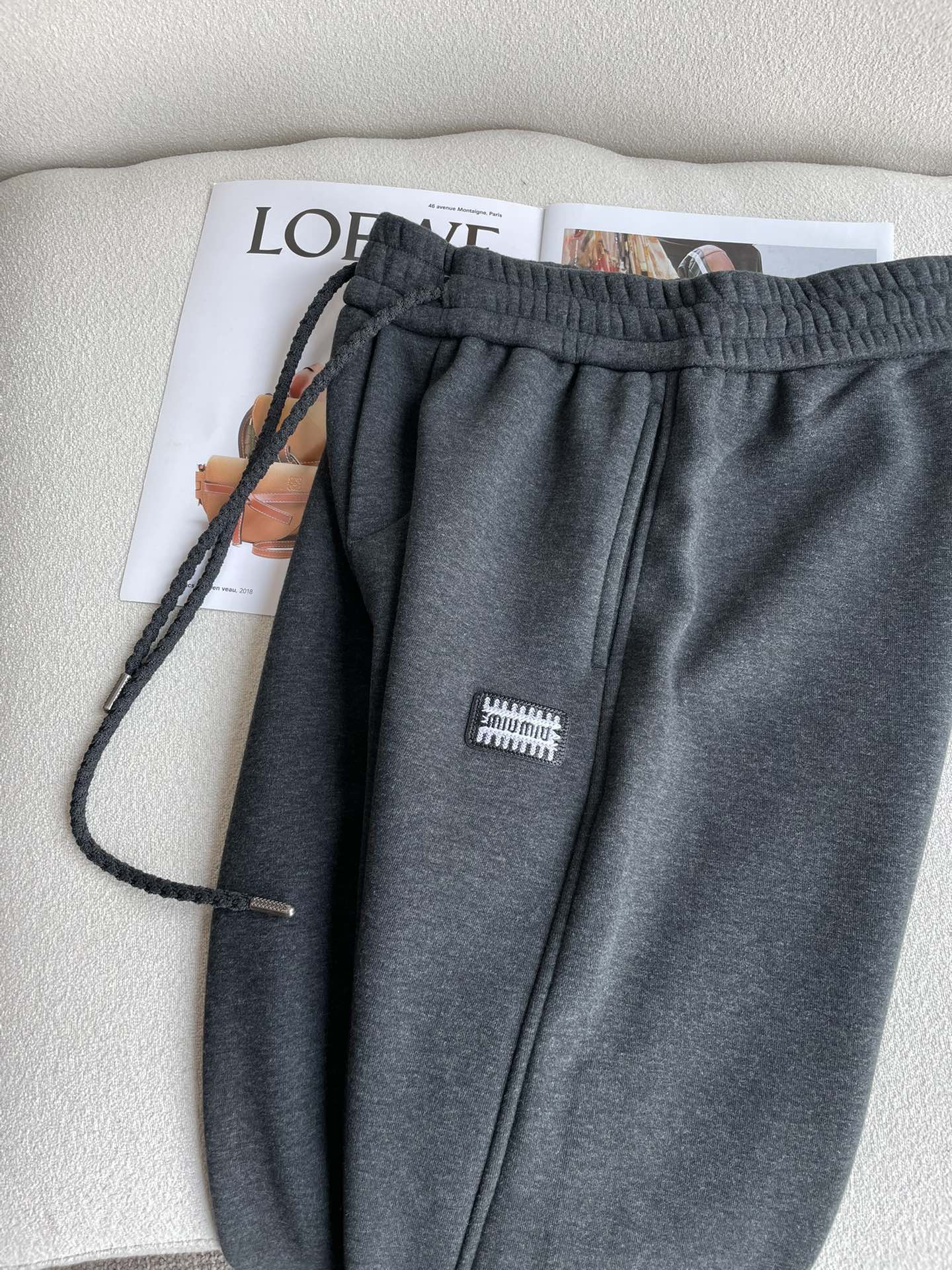 miumiu 2025秋冬最新系列男士加厚休闲裤！内里加绒，非常保暖，北方的宝子们赶紧备上！采用客供弹力