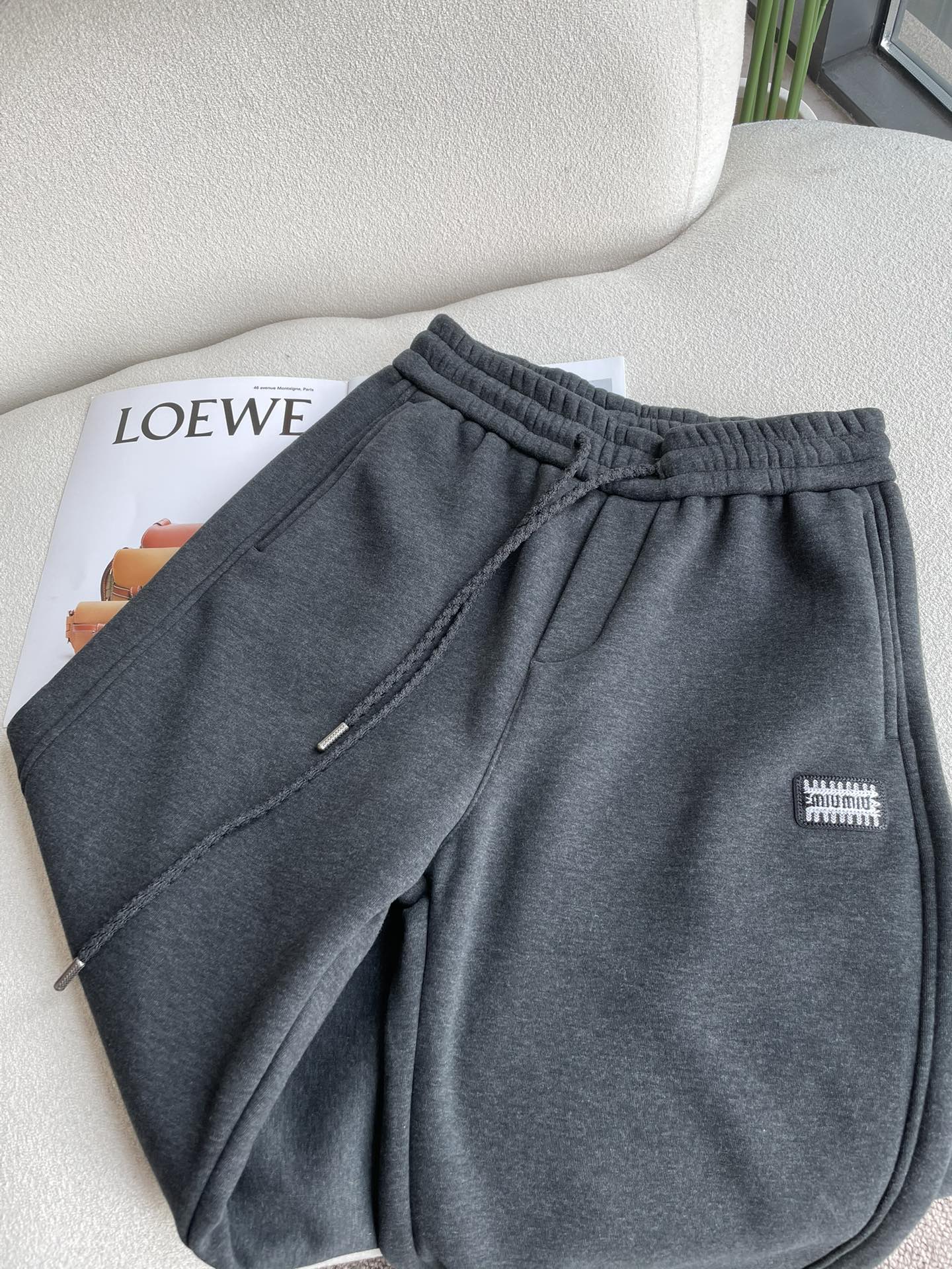 miumiu 2025秋冬最新系列男士加厚休闲裤！内里加绒，非常保暖，北方的宝子们赶紧备上！采用客供弹力