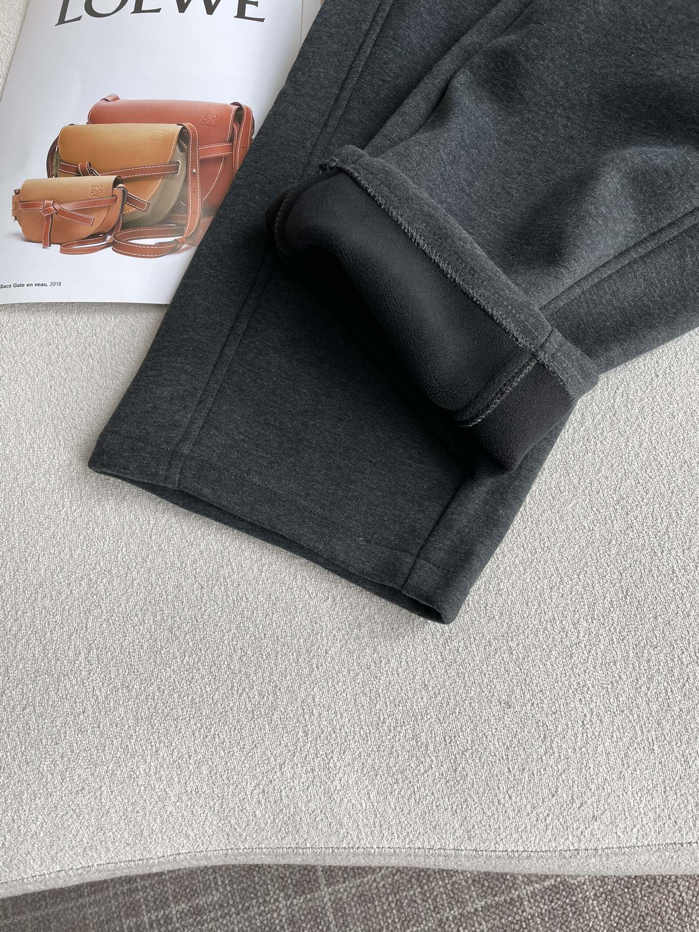 miumiu 2025秋冬最新系列男士加厚休闲裤！内里加绒，非常保暖，北方的宝子们赶紧备上！采用客供弹力